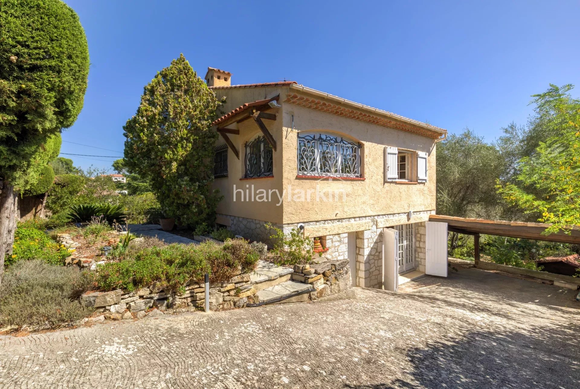 Prime location for this 5 bed family home in Mougins