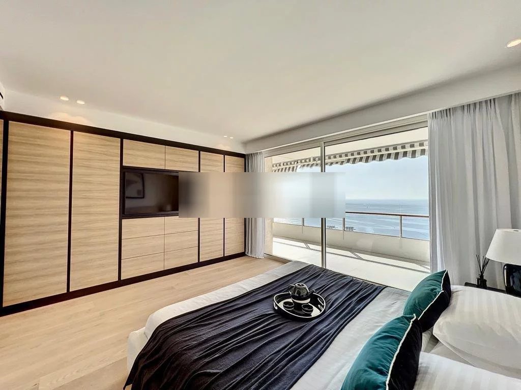 Renovated 4 bedroom apartment on high floor with sea view