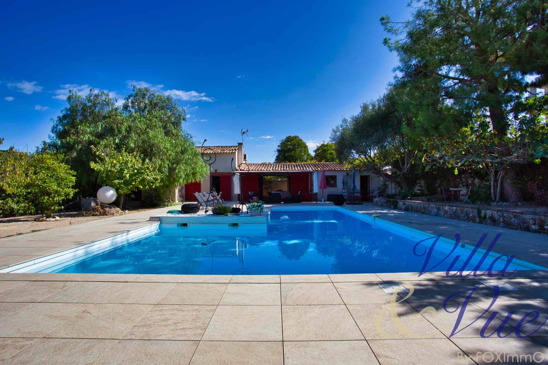 Vallauris, vicino al centro, villa di charme, grande piscina, ampio garage
