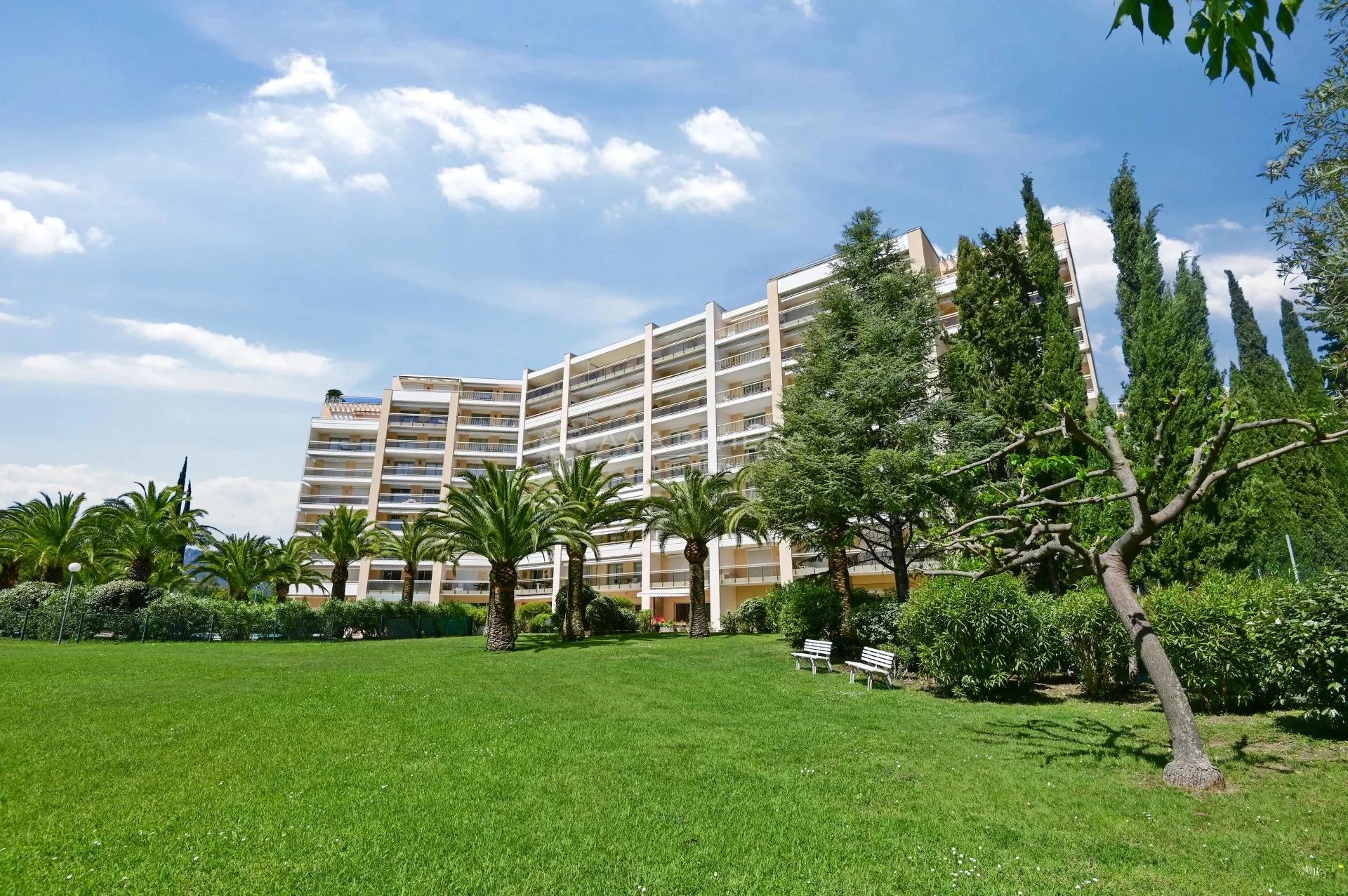 VENDU - Exclusivité - Mandelieu Cannes Marina - Beau 3 pièces avec terrasse de 21m² et garage dans résidence de standing avec gardien, piscine et tennis
