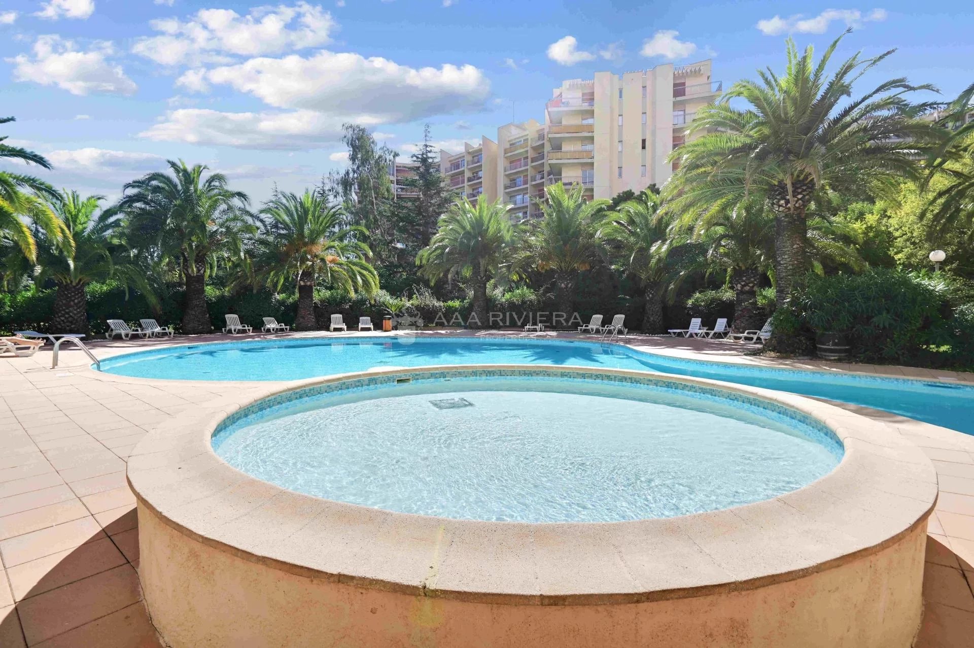 VENDU - Exclusivité - Mandelieu Cannes Marina - Beau 3 pièces avec terrasse de 21m² et garage dans résidence de standing avec gardien, piscine et tennis