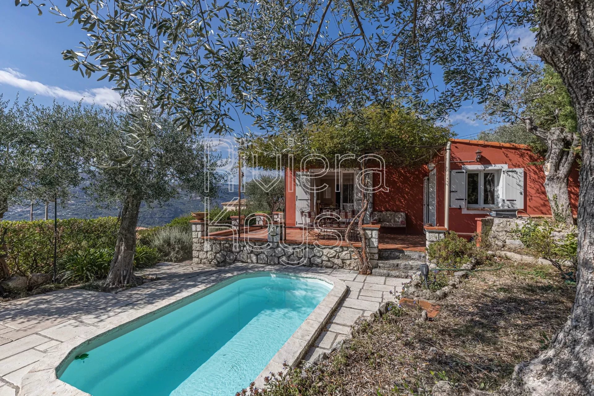 Single storey villa, 2 outbuildings, garage, pool, sea view, in Castagniers near Nice