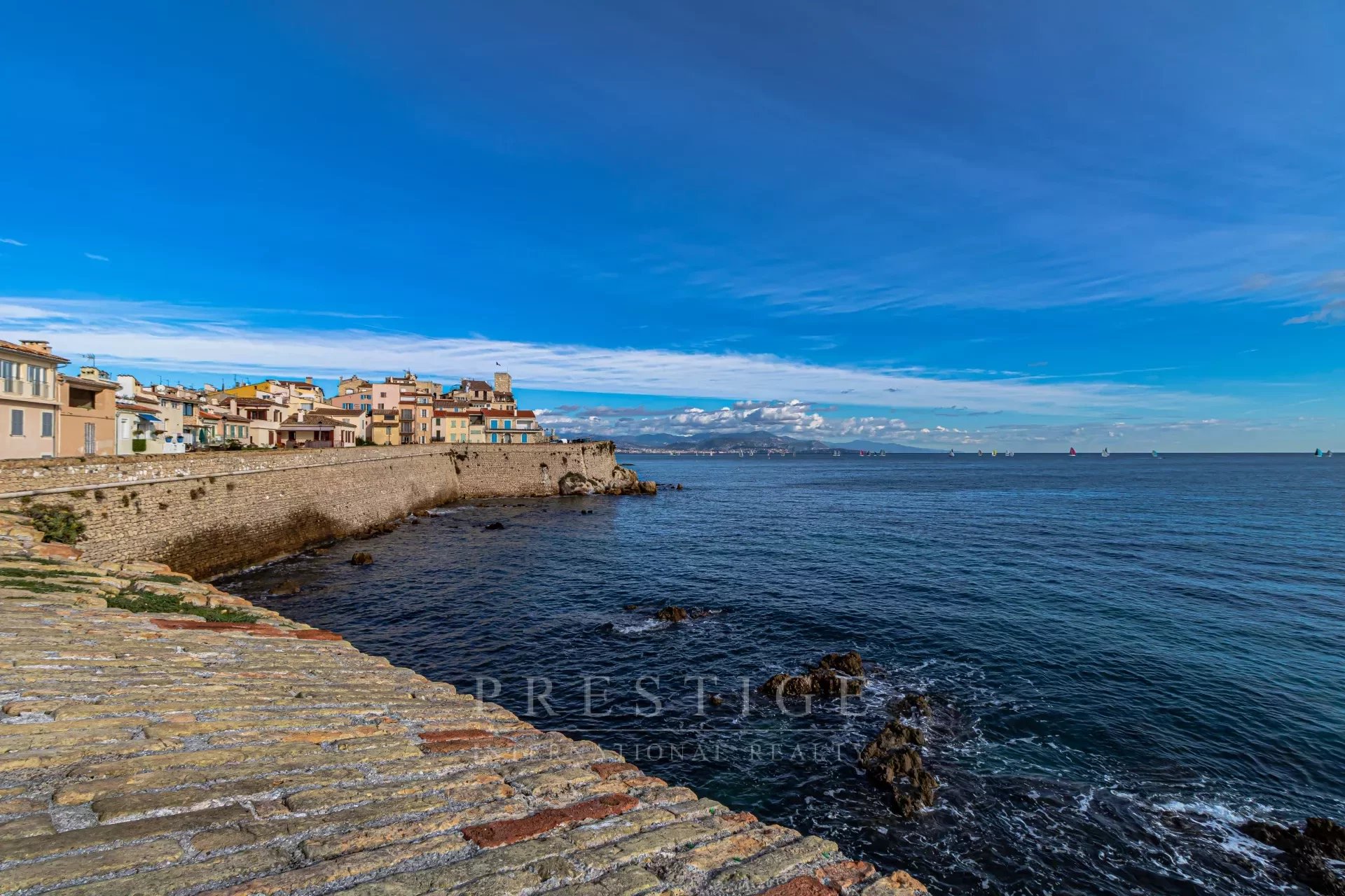 Old Antibes, old renovated town house with 3 bedrooms