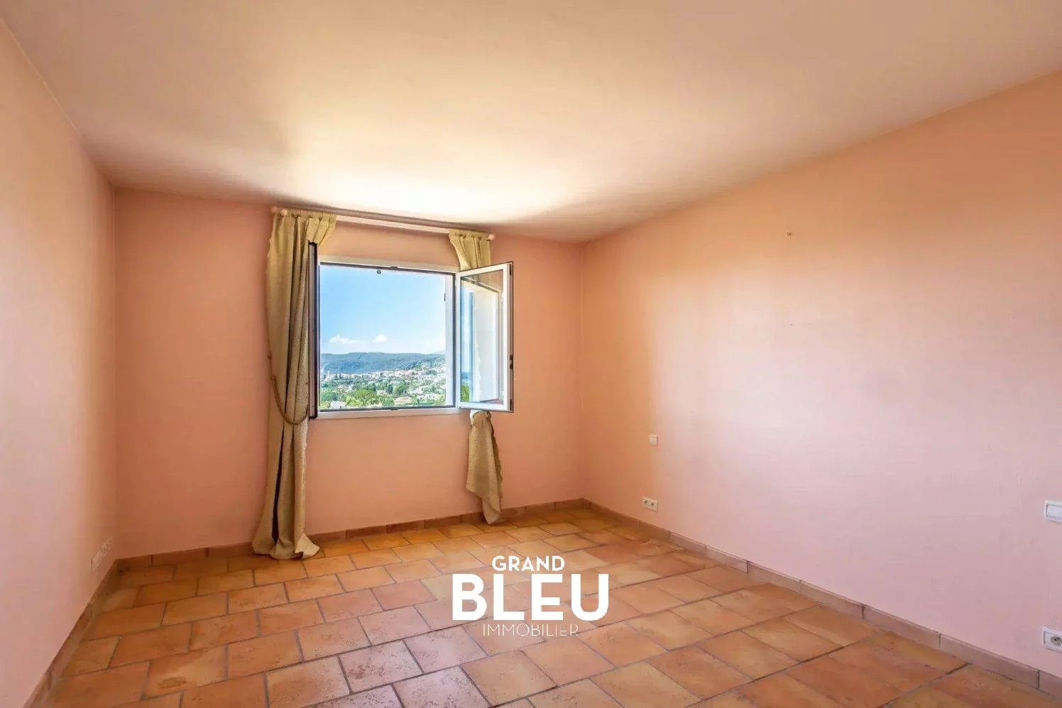 Family villa with pool and panoramic view in St Paul de Vence