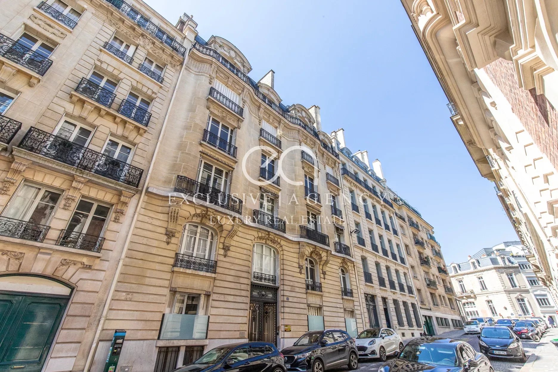 Paris Champs Elysés apartment, authorized liberal profession