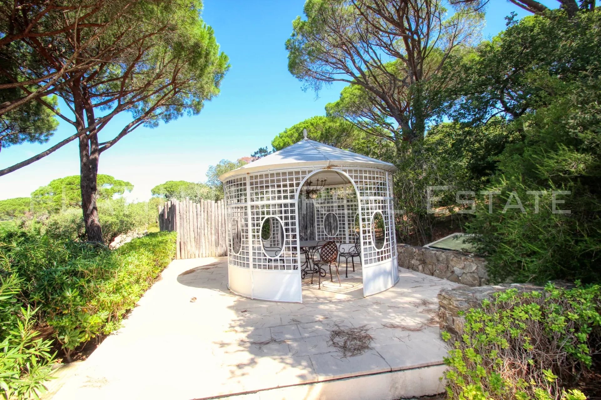 RAMATUELLE - PROPERTY OF 17 HECTARES Property of 439 m2 - Land of 17 hectares - 10 bedrooms