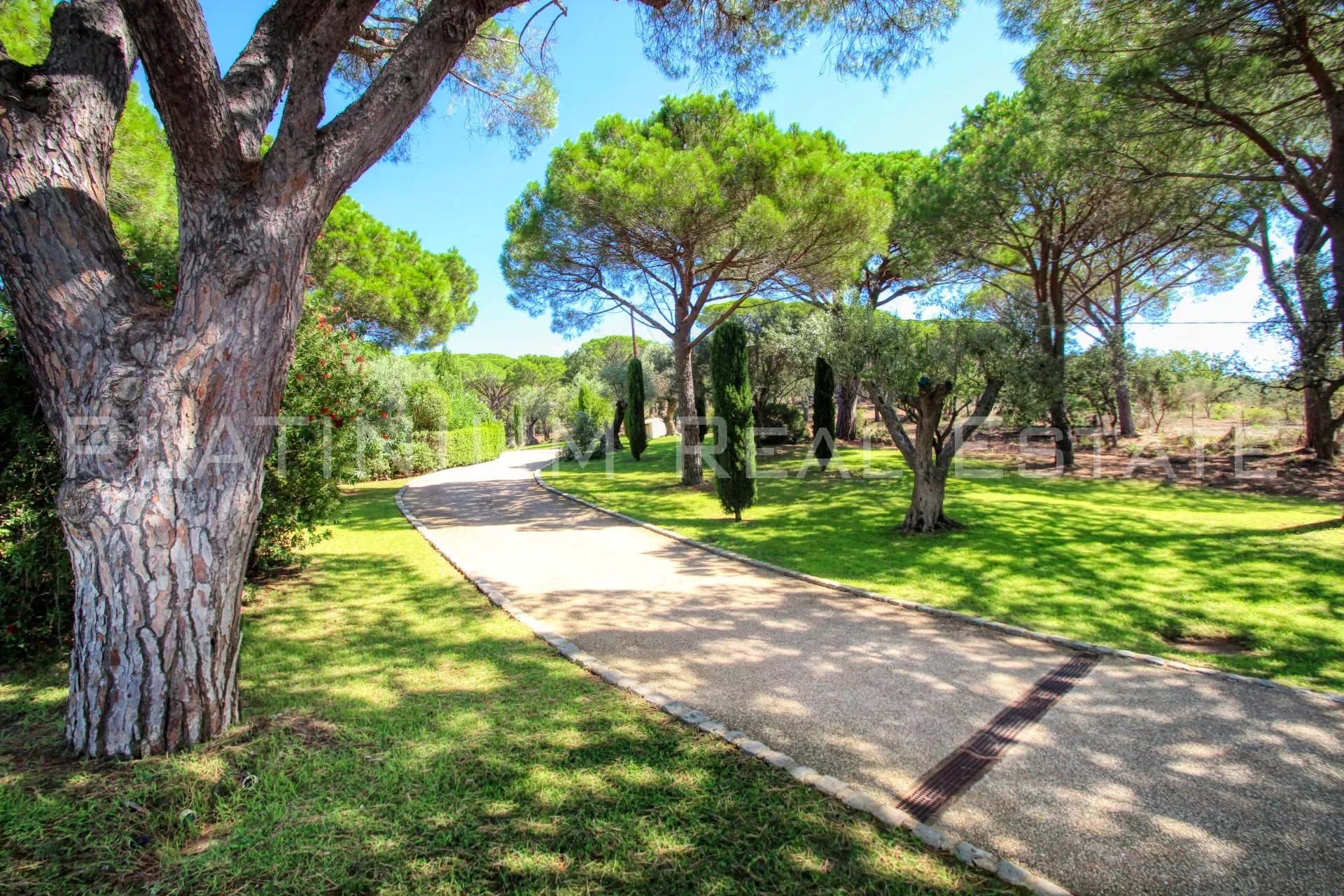 RAMATUELLE - PROPERTY OF 17 HECTARES Property of 439 m2 - Land of 17 hectares - 10 bedrooms