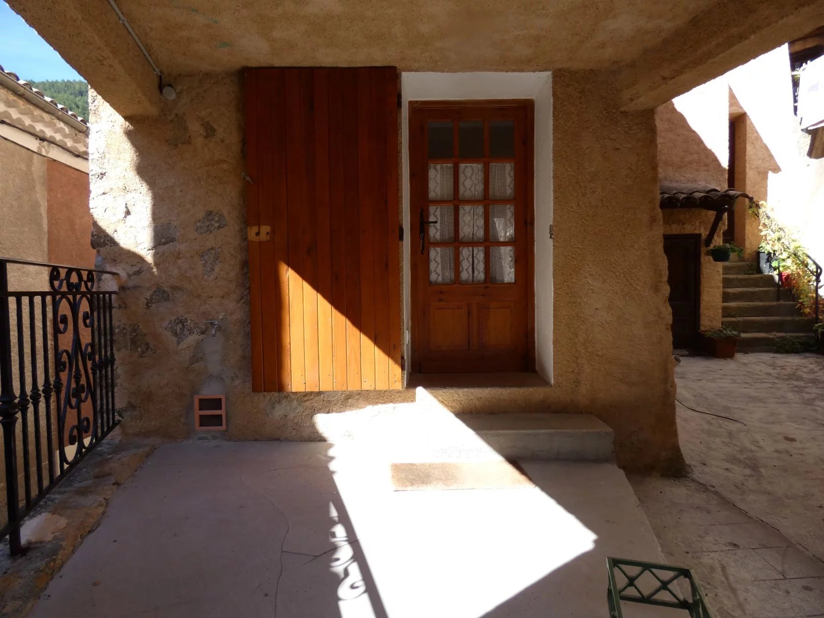 Sausses - Maison de village rénovée, avec terrasse et studio indépendant