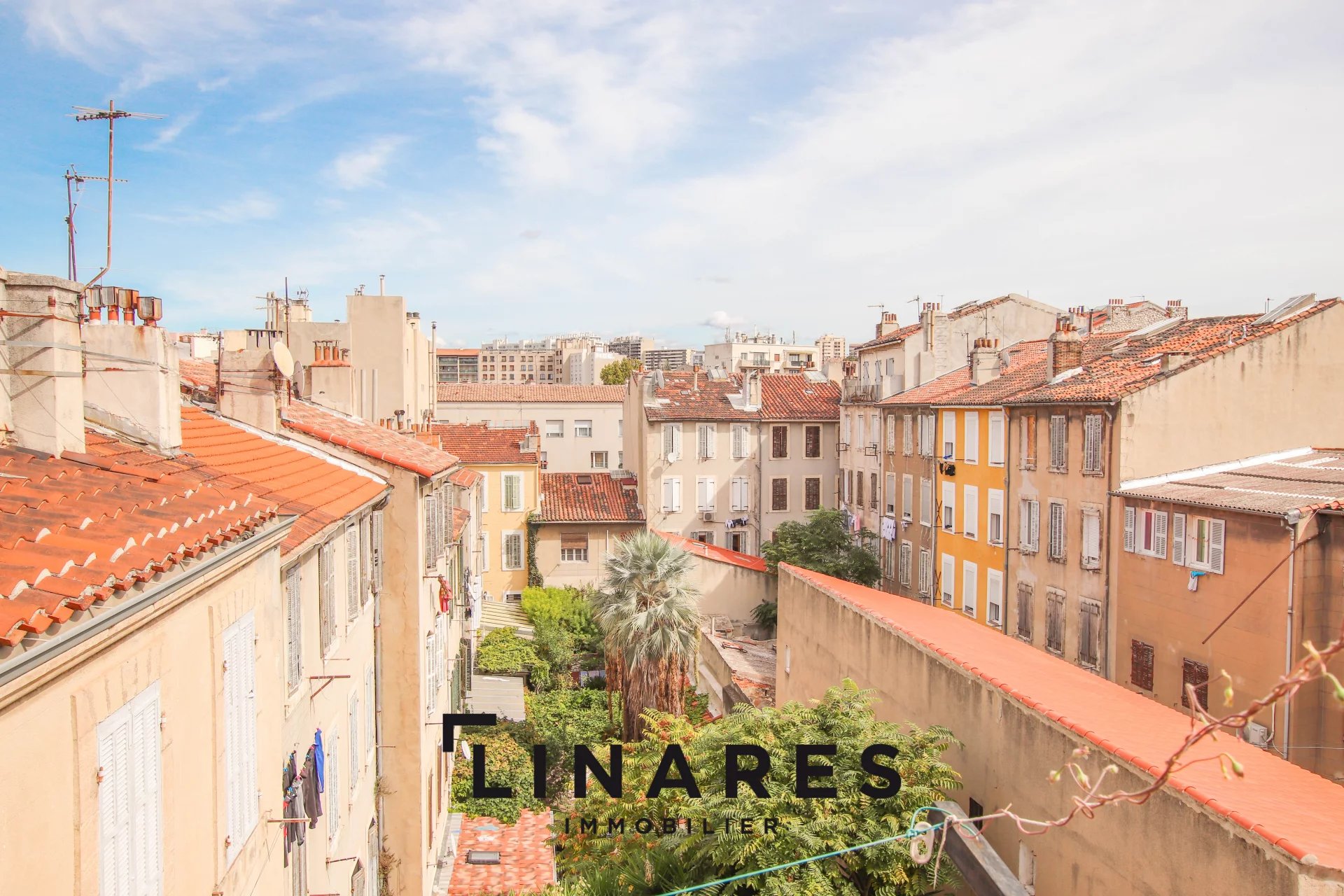 VUE SUR LES TOITS - Appartement T1 de 30m2 + Balcon 7m2- Dernier étage - 13003 Marseille