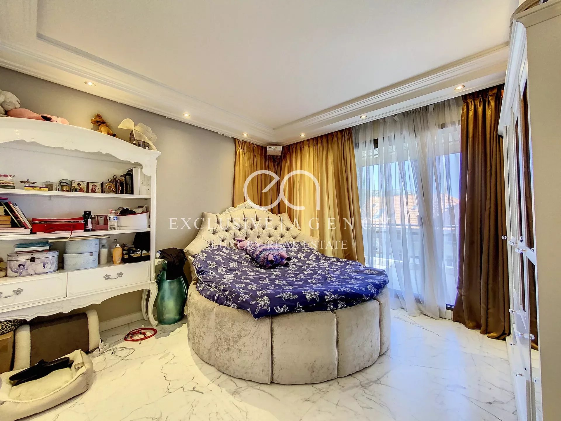 Cannes Croisette exceptional 5-room flat 202sqm with sea view