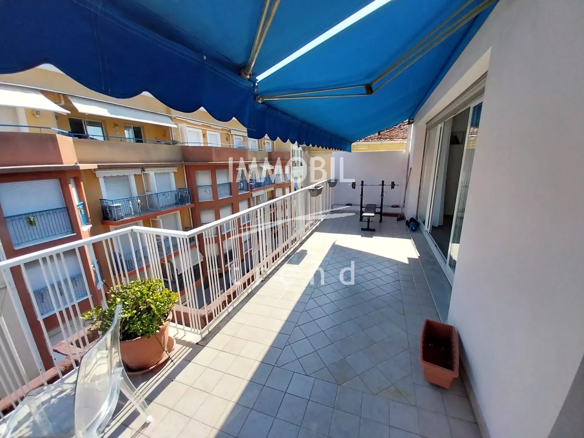 EXCLUSIVITE' - MENTON CENTRE - Dernier étage - Appartement deux pièces traversant avec deux terrasses