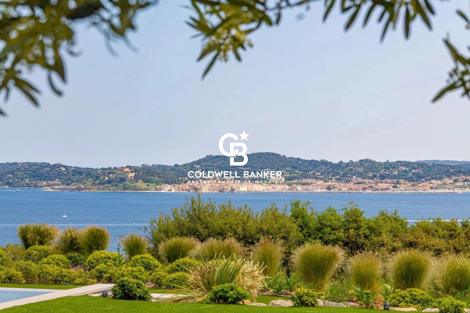 Villa contemporaine vue mer panoramique sur le Golfe de Saint-Tropez