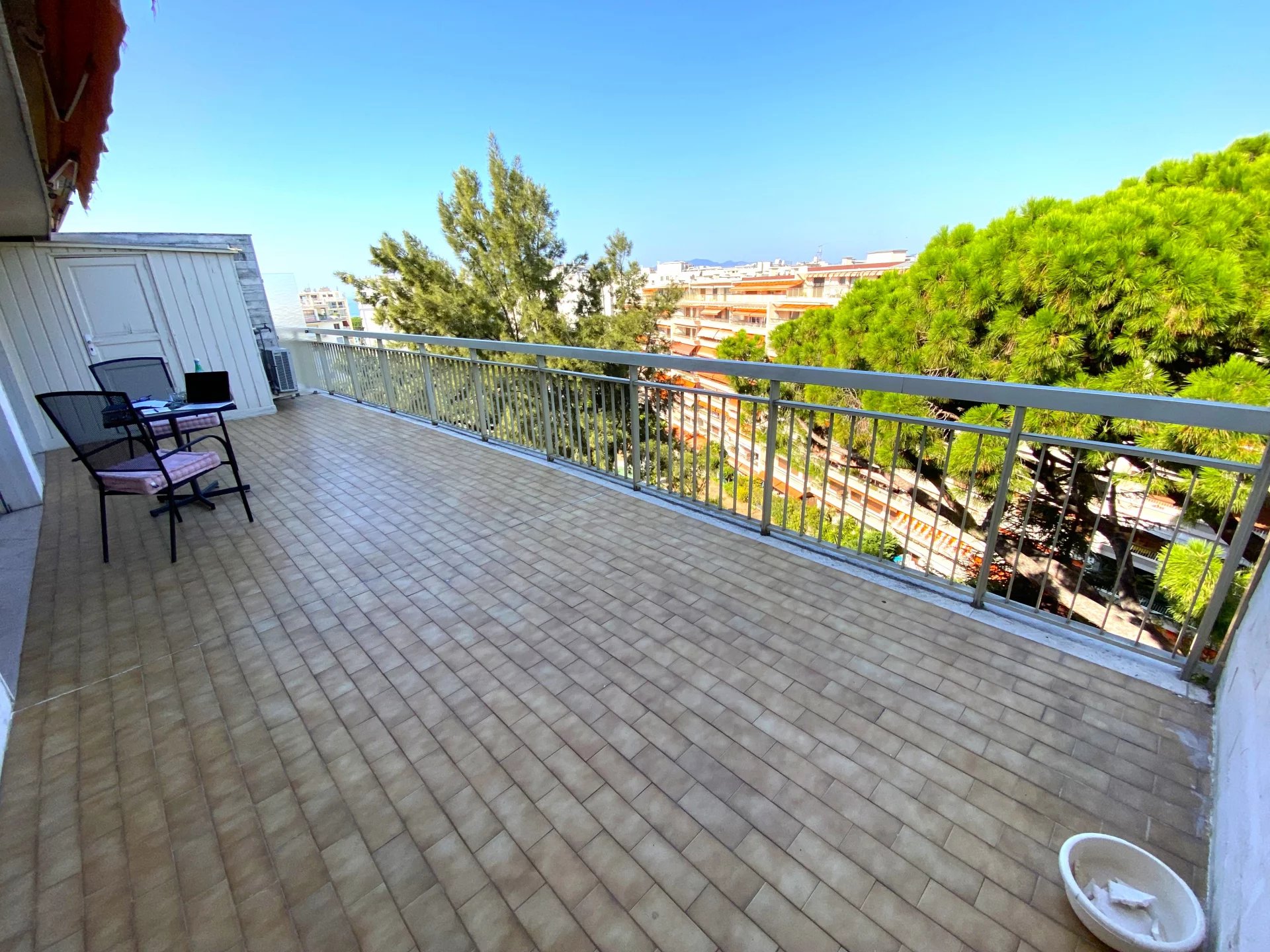 CANNES LARGE STUDIO TOP FLOOR STANDING RESIDENCE LARGE TERRACE