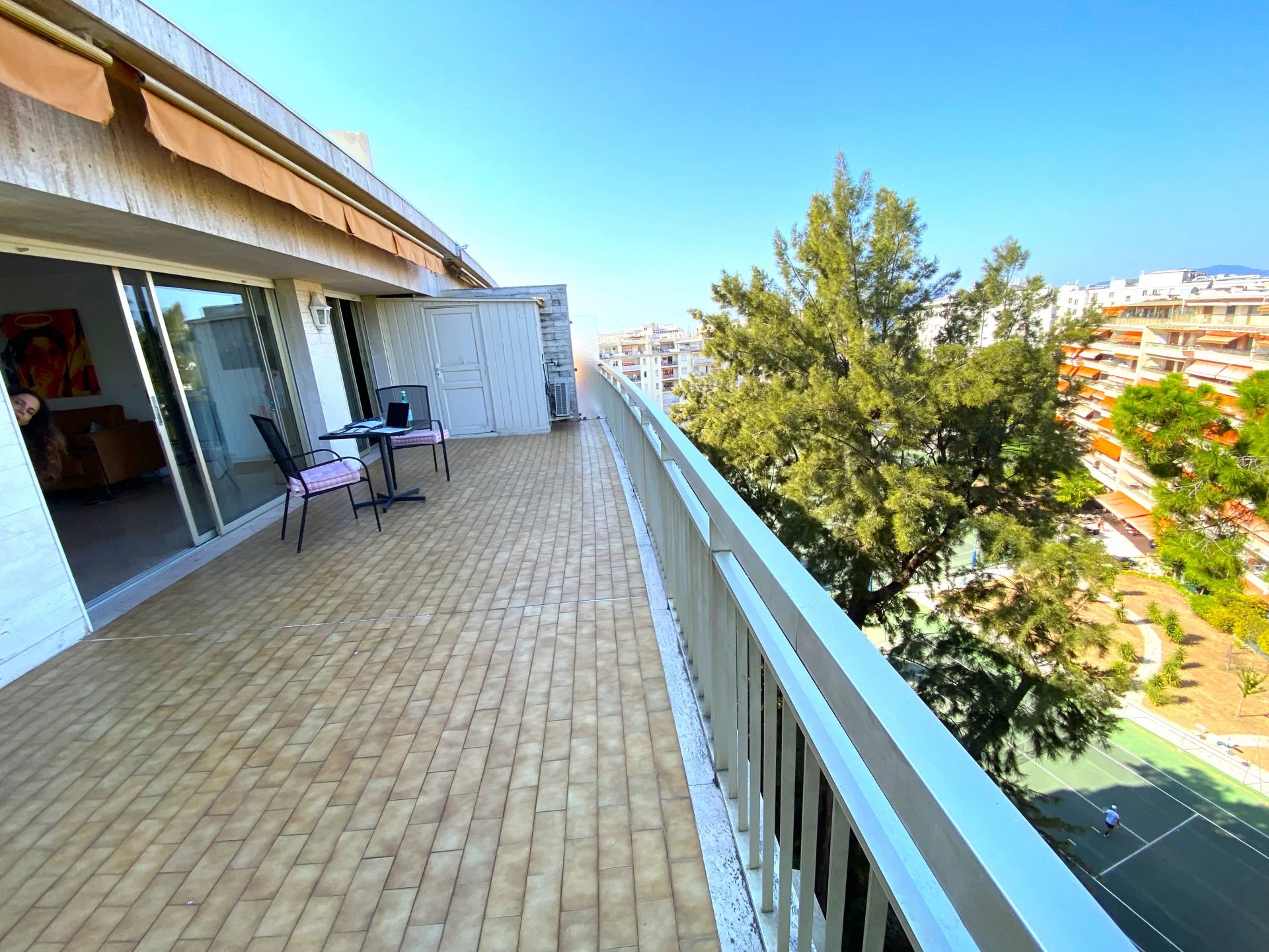 CANNES LARGE STUDIO TOP FLOOR STANDING RESIDENCE LARGE TERRACE