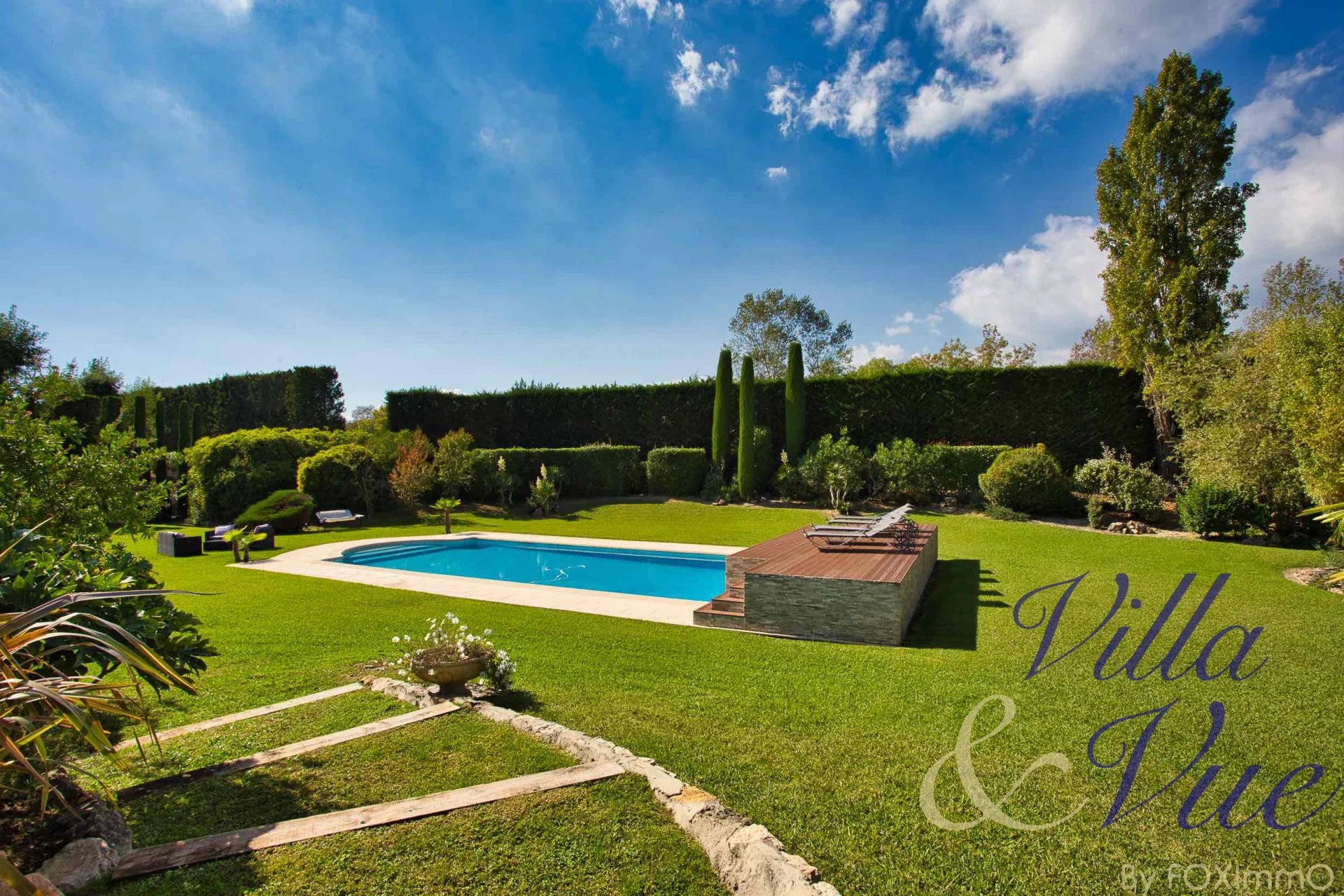 Chateauneuf, Magnificent Bastide, 280m2, 5 bedrooms, outbuilding, 5000m2 of flat and landscaped grounds, swimming pool, triple garage