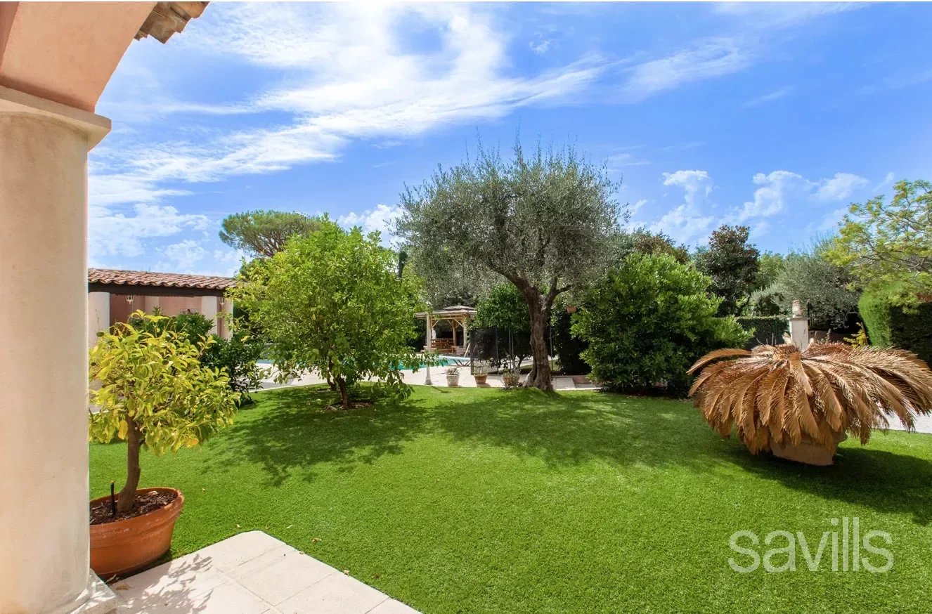 Villa located in a calm setting and gated domain