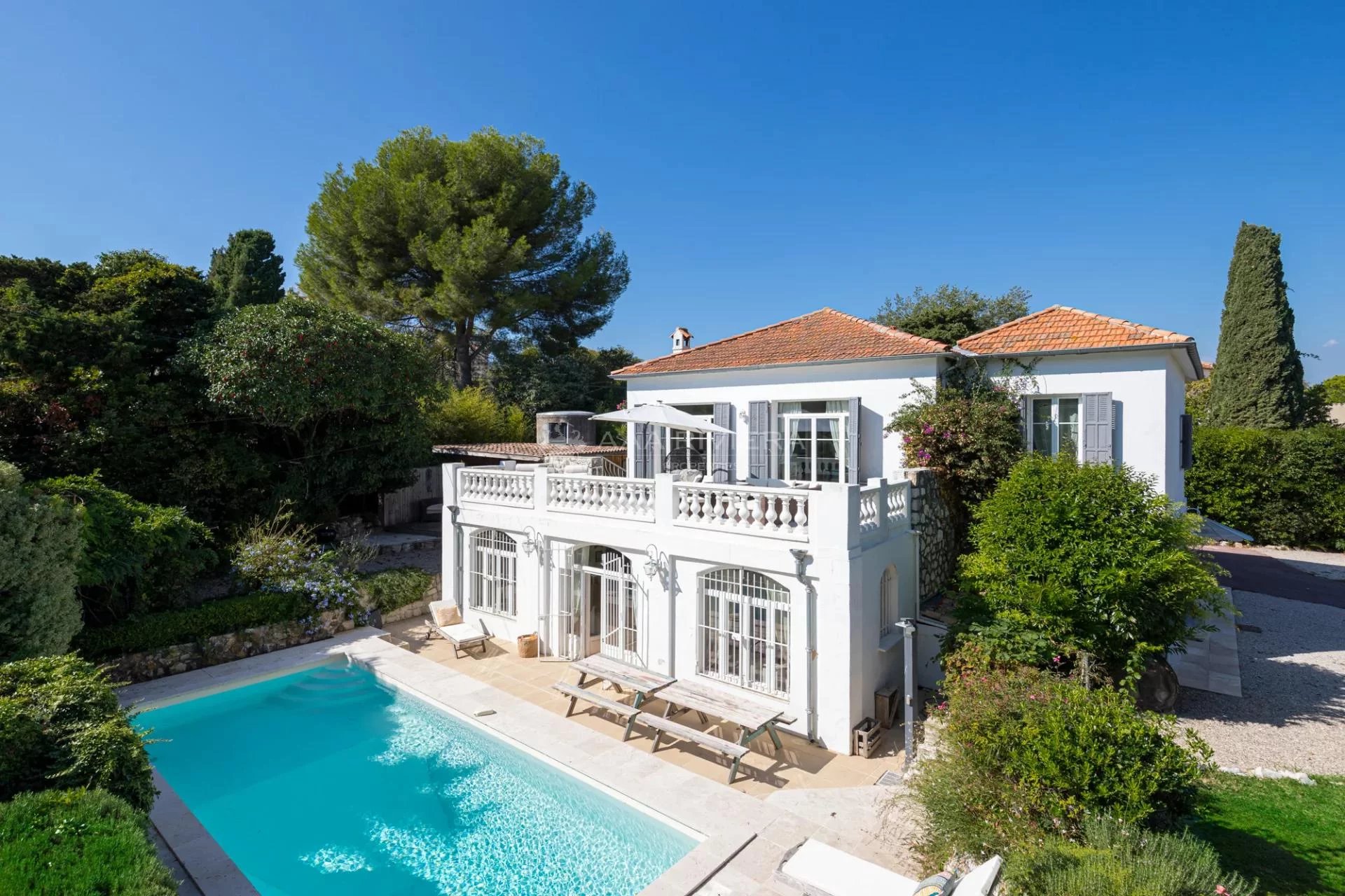 CAP D'ANTIBES - Elegant villa with 5 bedrooms, pool and open view - South facing