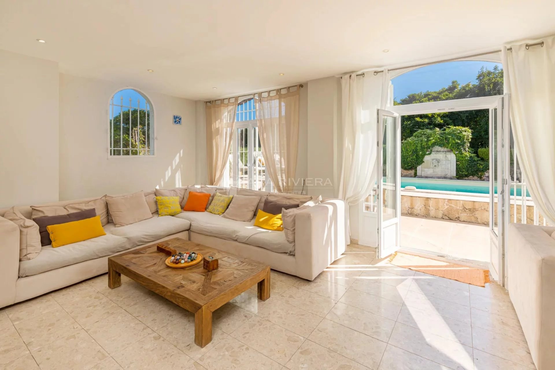 CAP D'ANTIBES - Elegant villa with 5 bedrooms, pool and open view - South facing