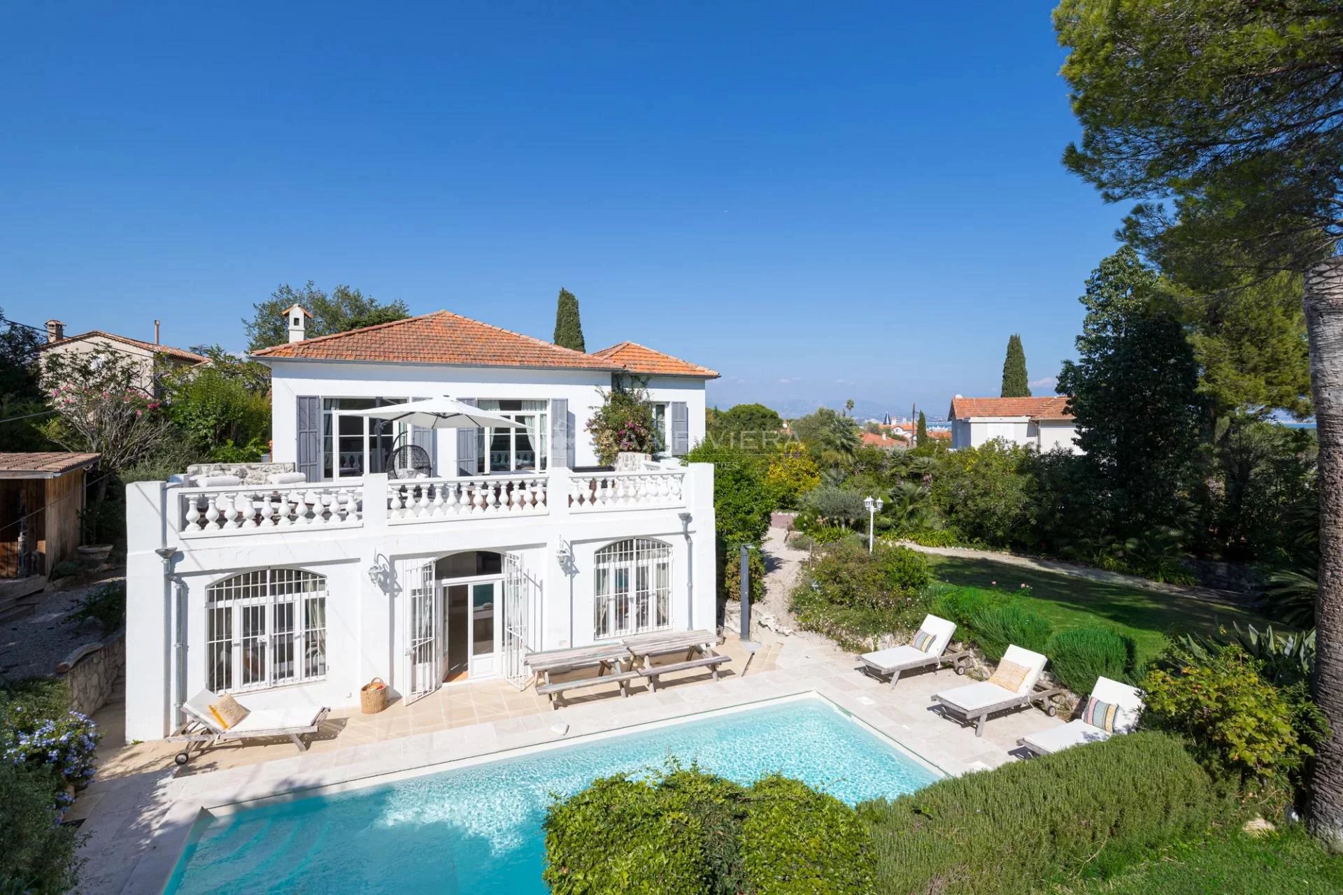 CAP D'ANTIBES - Elegant sydvendt villa med svømmebasseng og åpen, usjenert utsikt i priviligierte omgivelser.  5 soverom