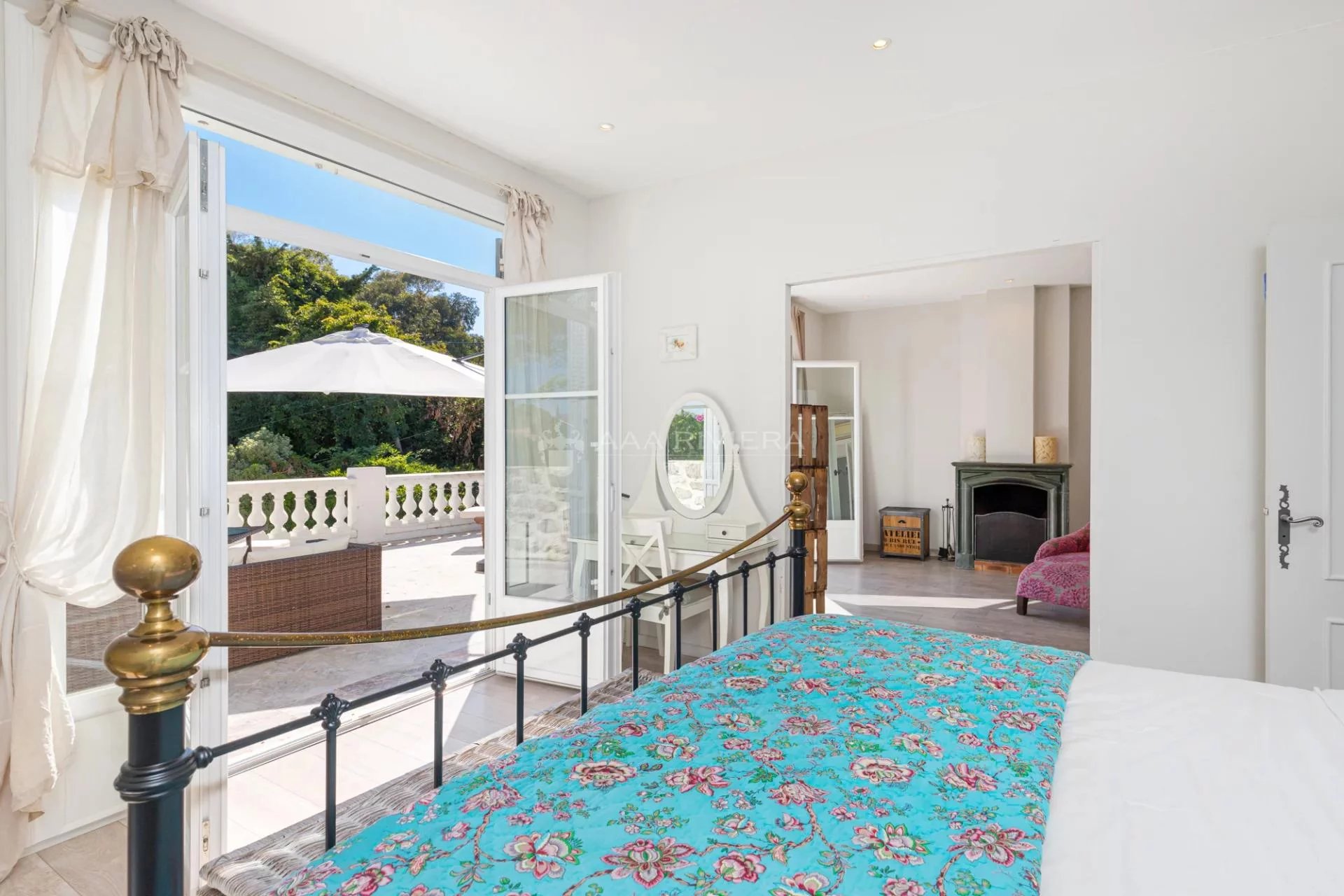 CAP D'ANTIBES - Elégante et charmante villa avec piscine et vue dégagée - A pieds des plages