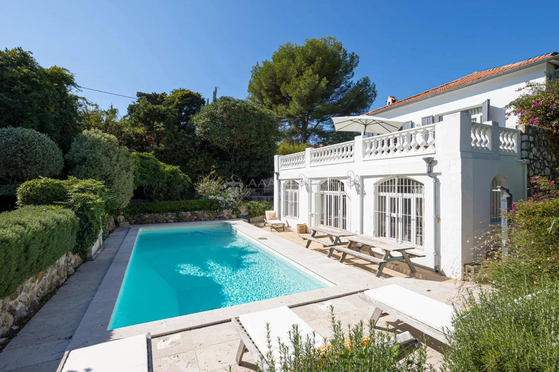CAP D'ANTIBES - Elegant sydvendt villa med svømmebasseng og åpen, usjenert utsikt i priviligierte omgivelser.  5 soverom