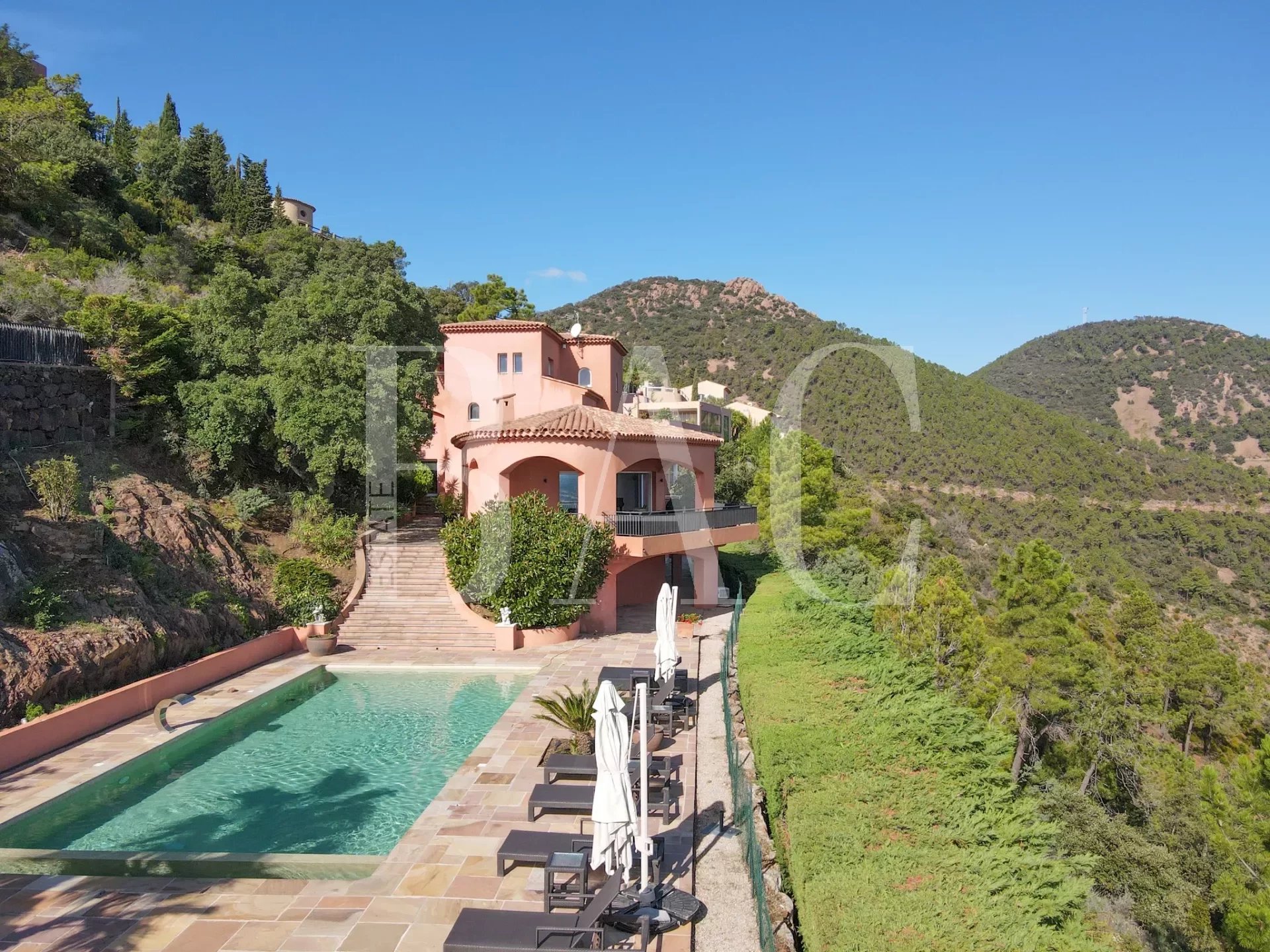 Théoule-sur-Mer, magnificent property with panoramic sea view.