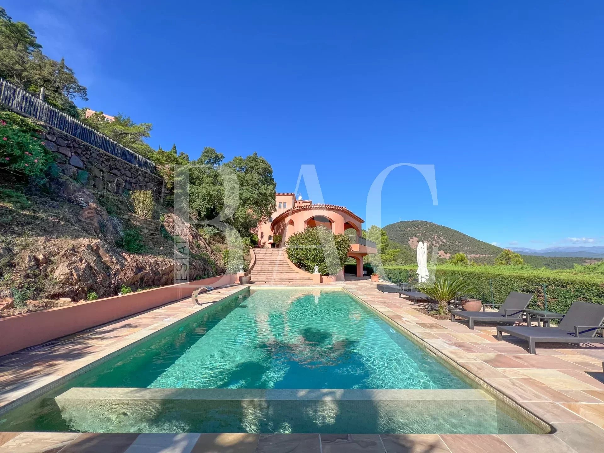 swimming-pool-villa-panoramic-sez-view