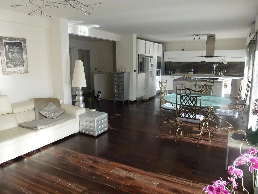 For sale: 129-sqm four-bedroom flat in Cannes