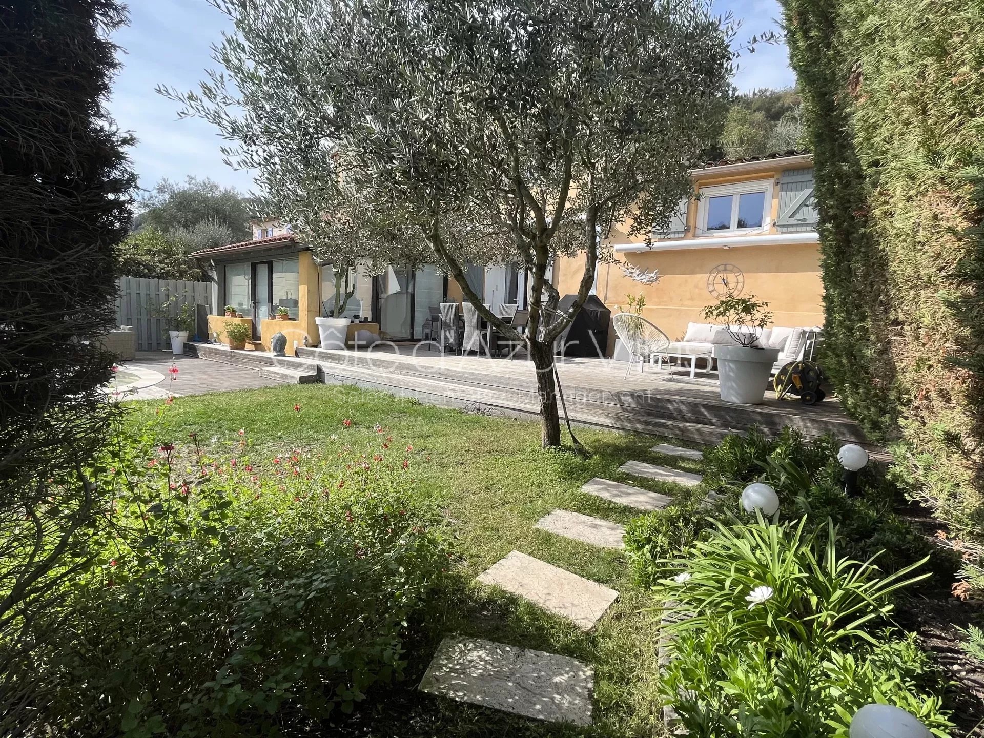 Biot - 3 bedroom detached house in a domain in a quiet area
