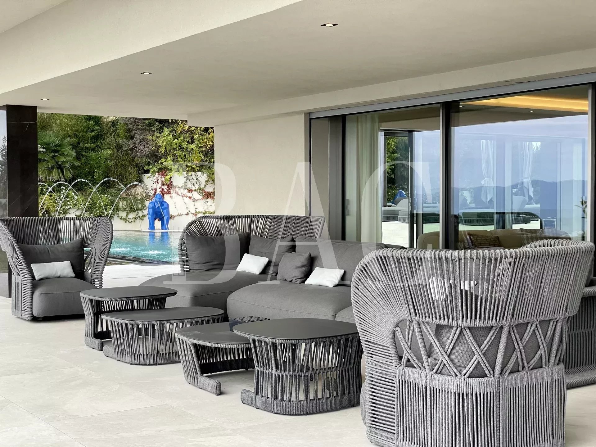 Superbe villa à 10 minutes du centre de Cannes et avec une vue mer panoramique
