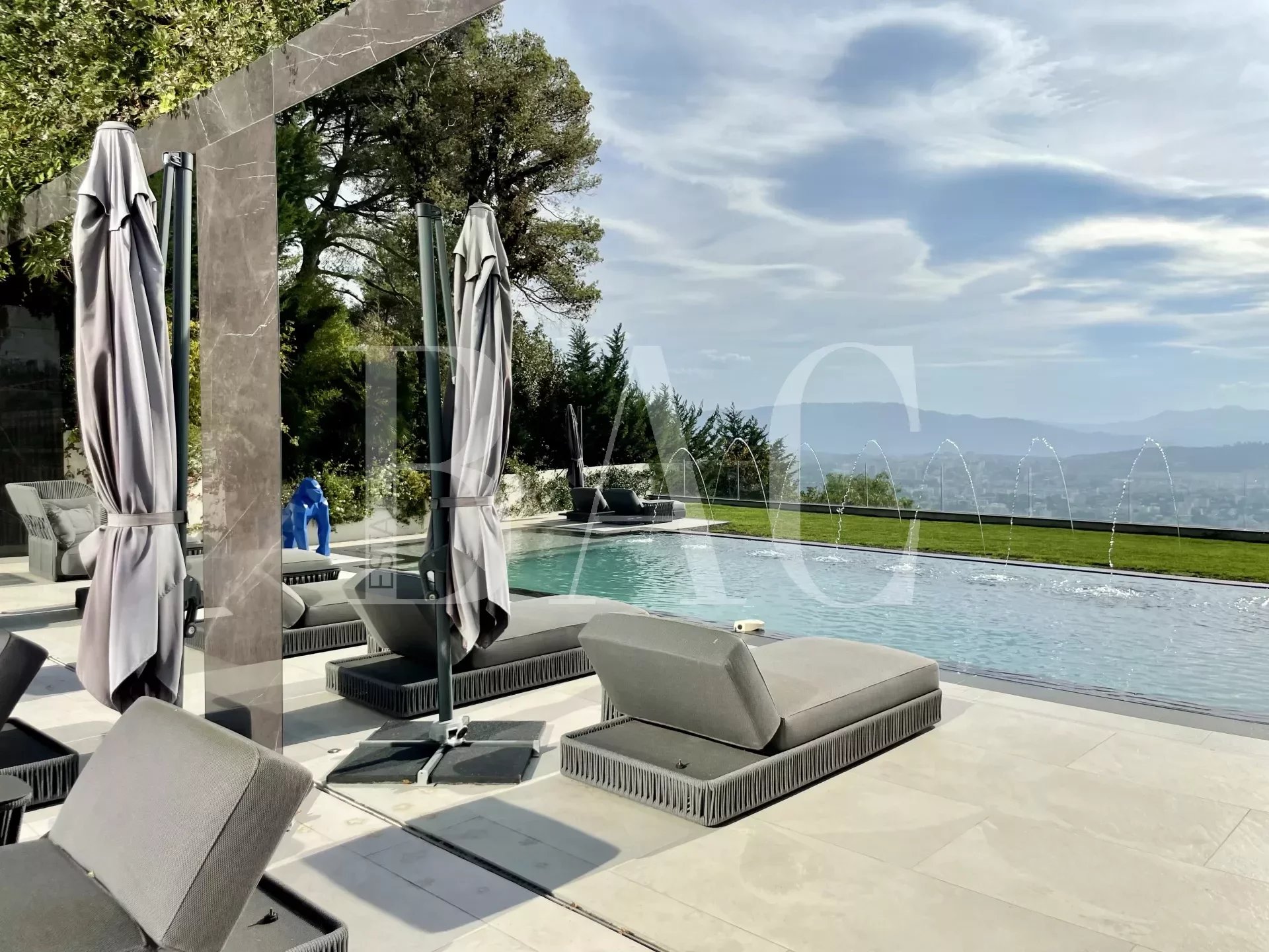 Superbe villa à 10 minutes du centre de Cannes et avec une vue mer panoramique