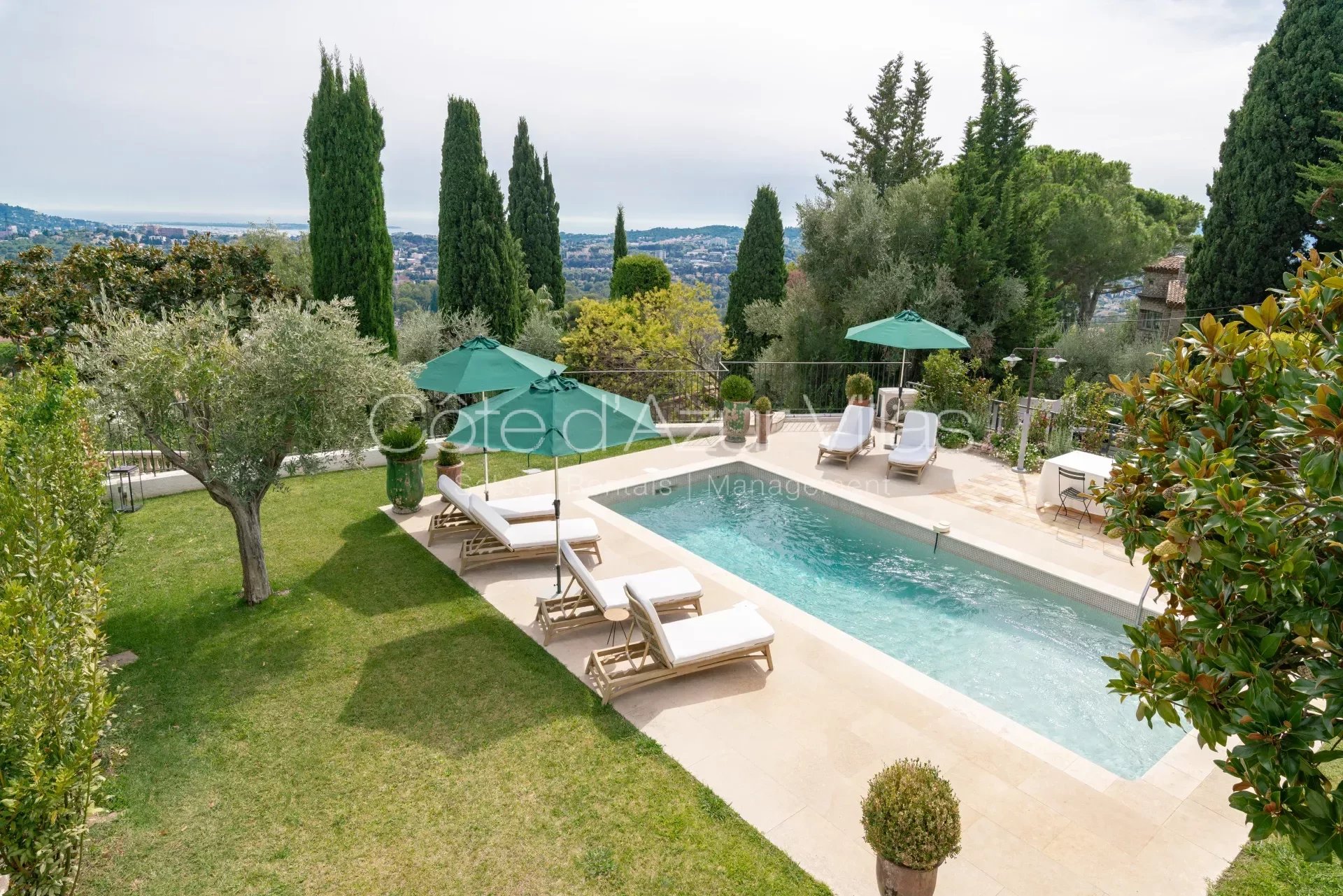 Mougins - Belle villa contemporaine rénovée à pied du village