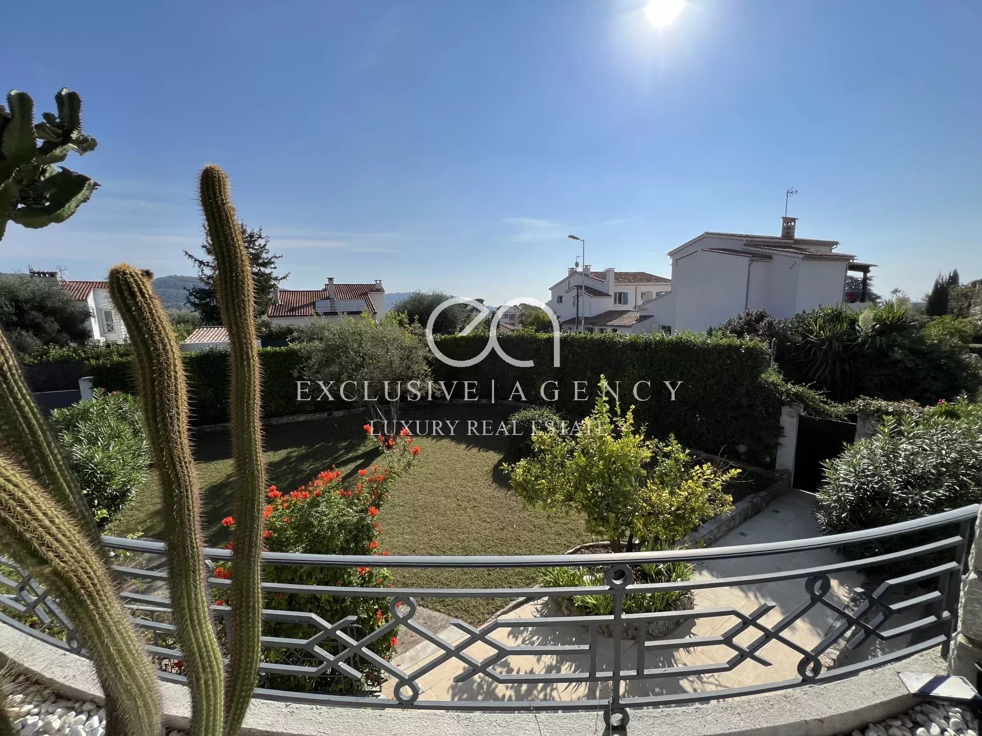 Le Cannet Europe, 220sqm villa with 5 bedrooms, garden, and pool.