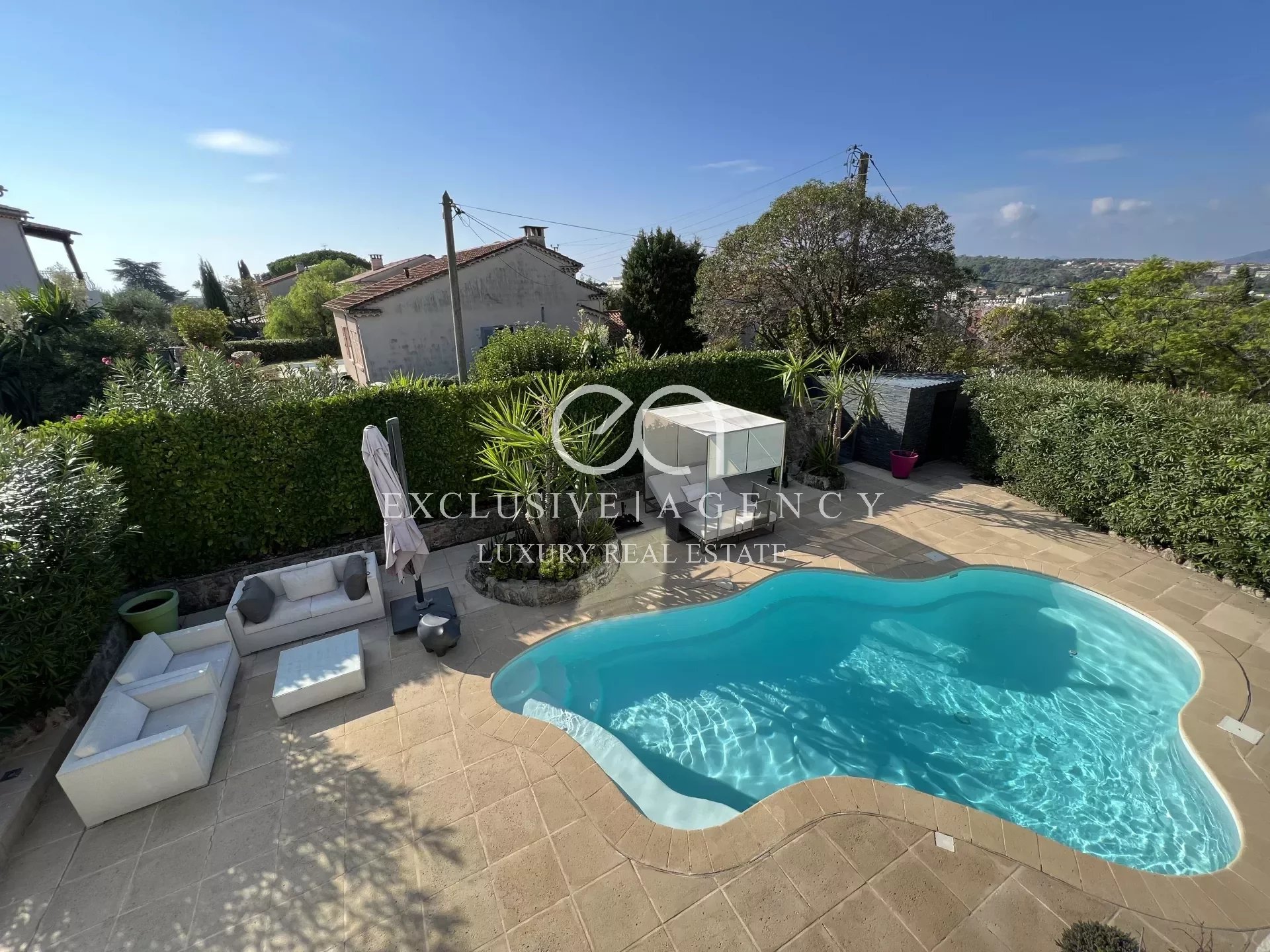 Le Cannet Europe, 220sqm villa with 5 bedrooms, garden, and pool.