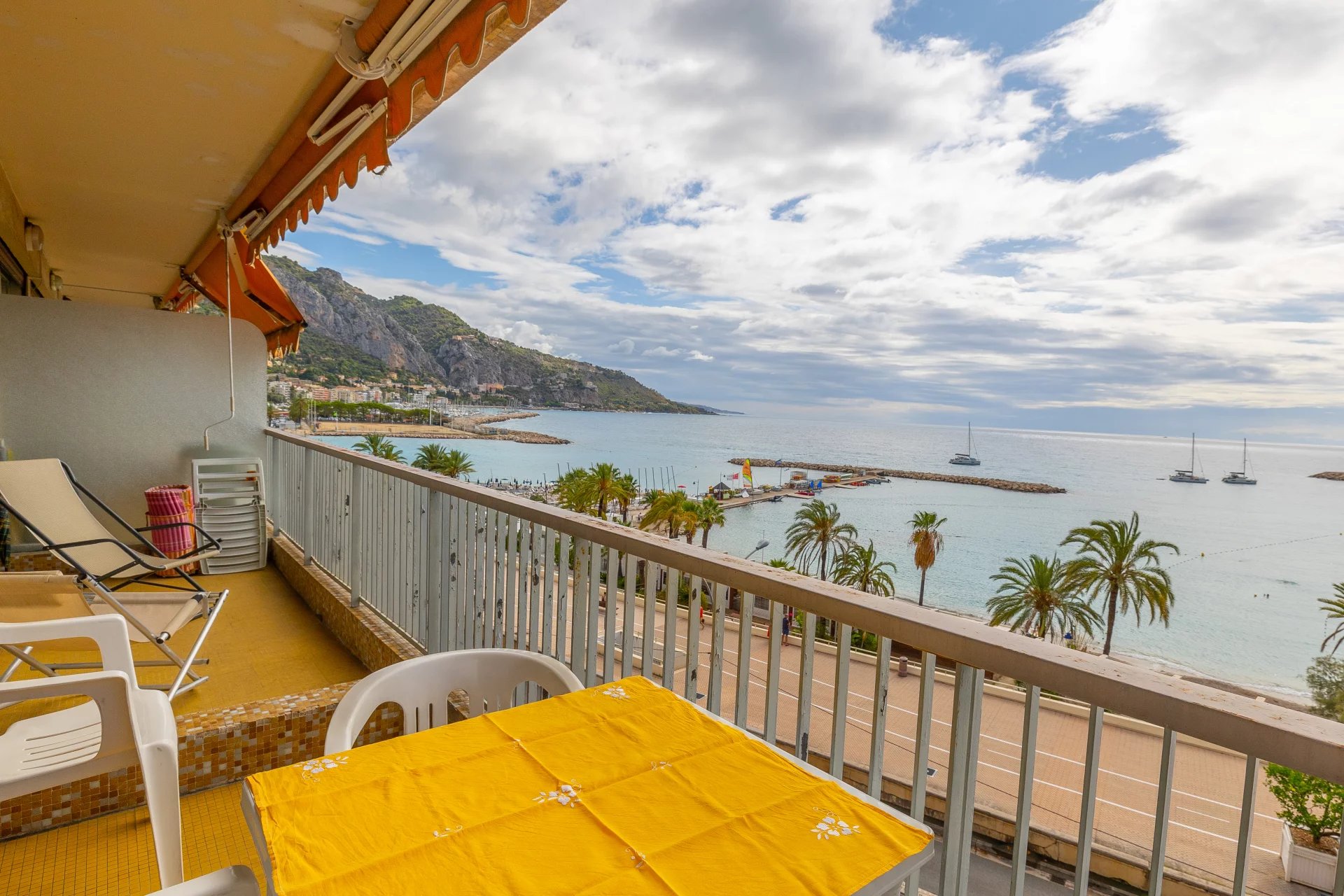 Seafront, magnificent view, near the pedestrian area