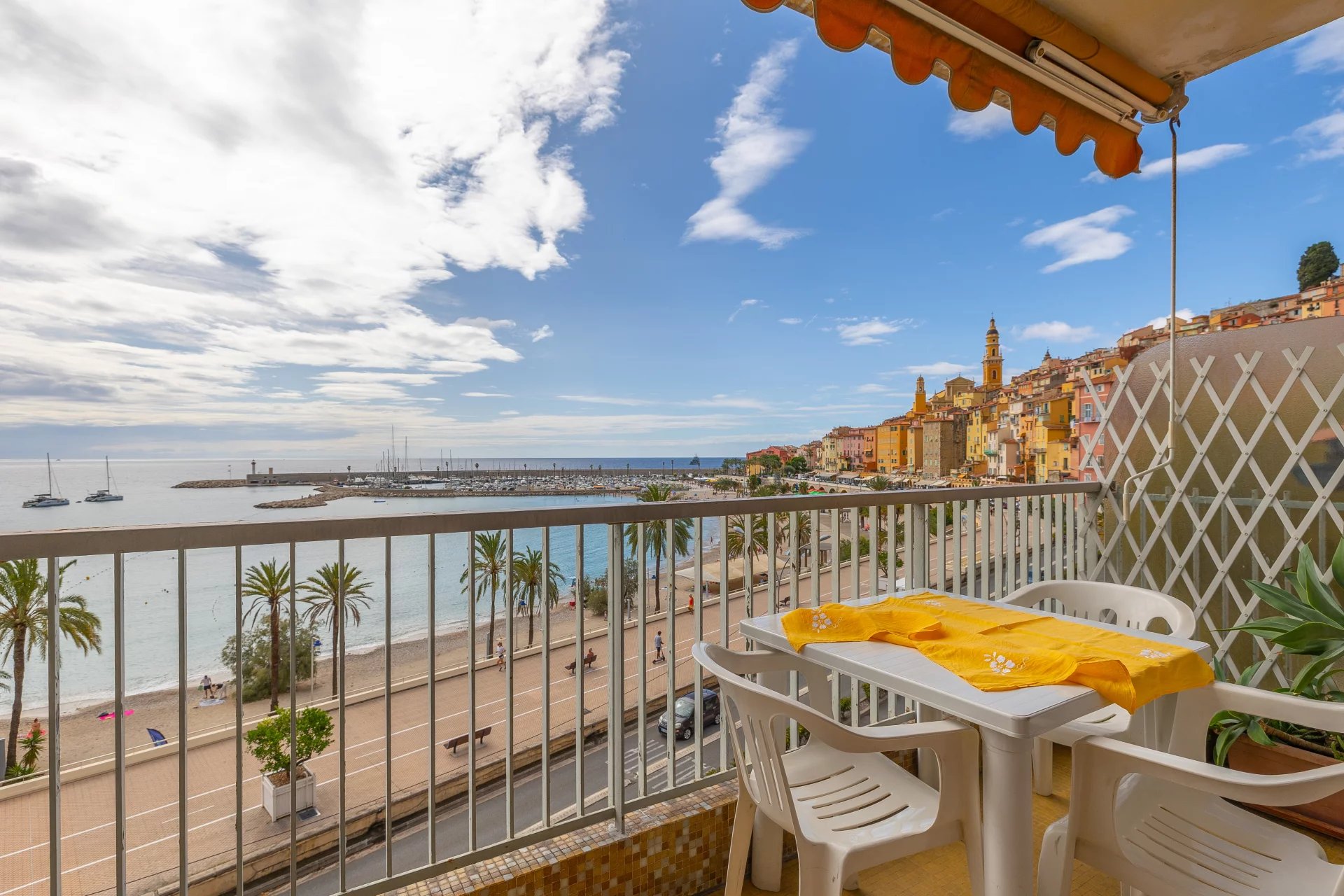 Seafront, magnificent view, near the pedestrian area