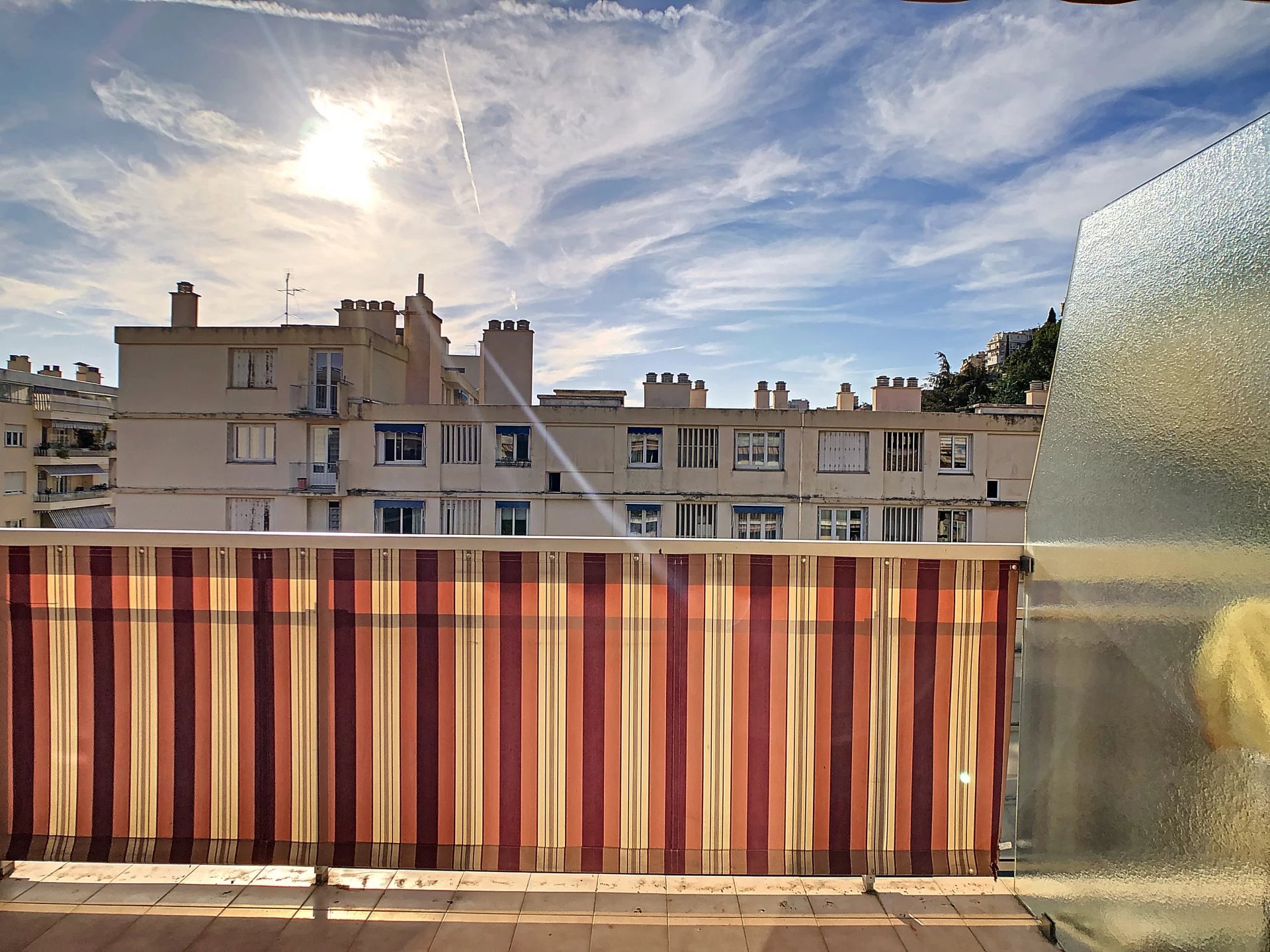 Nice - Cyrille Besset : Studio en dernier étage avec terrasse