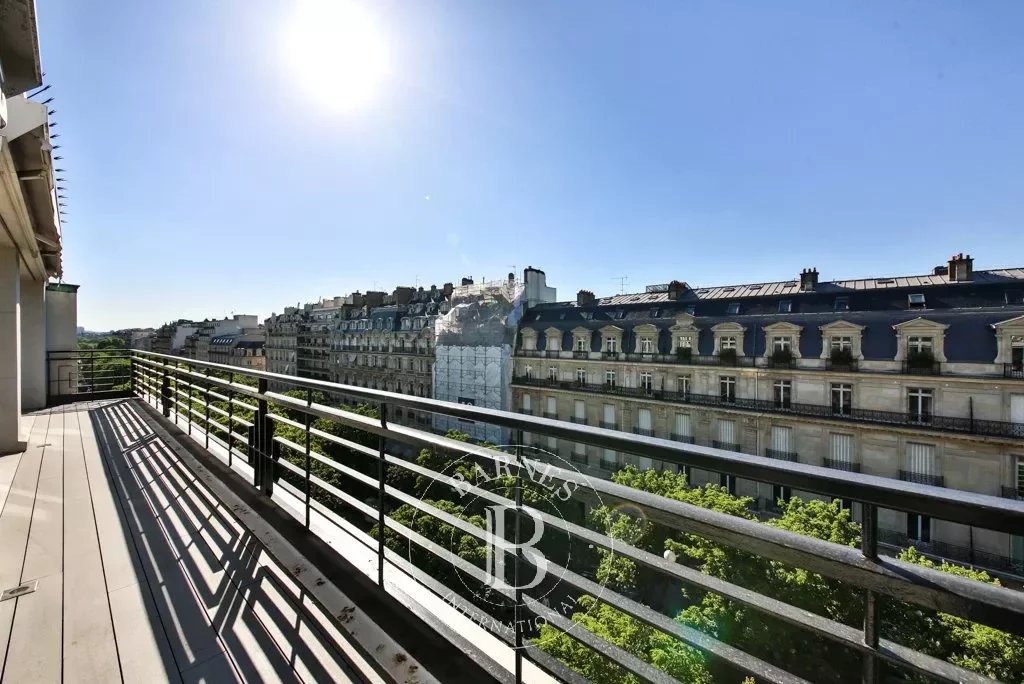 Paris 8 - avenue Montaigne - Appartement au 6ème étage avec terrasse - 2 chambres