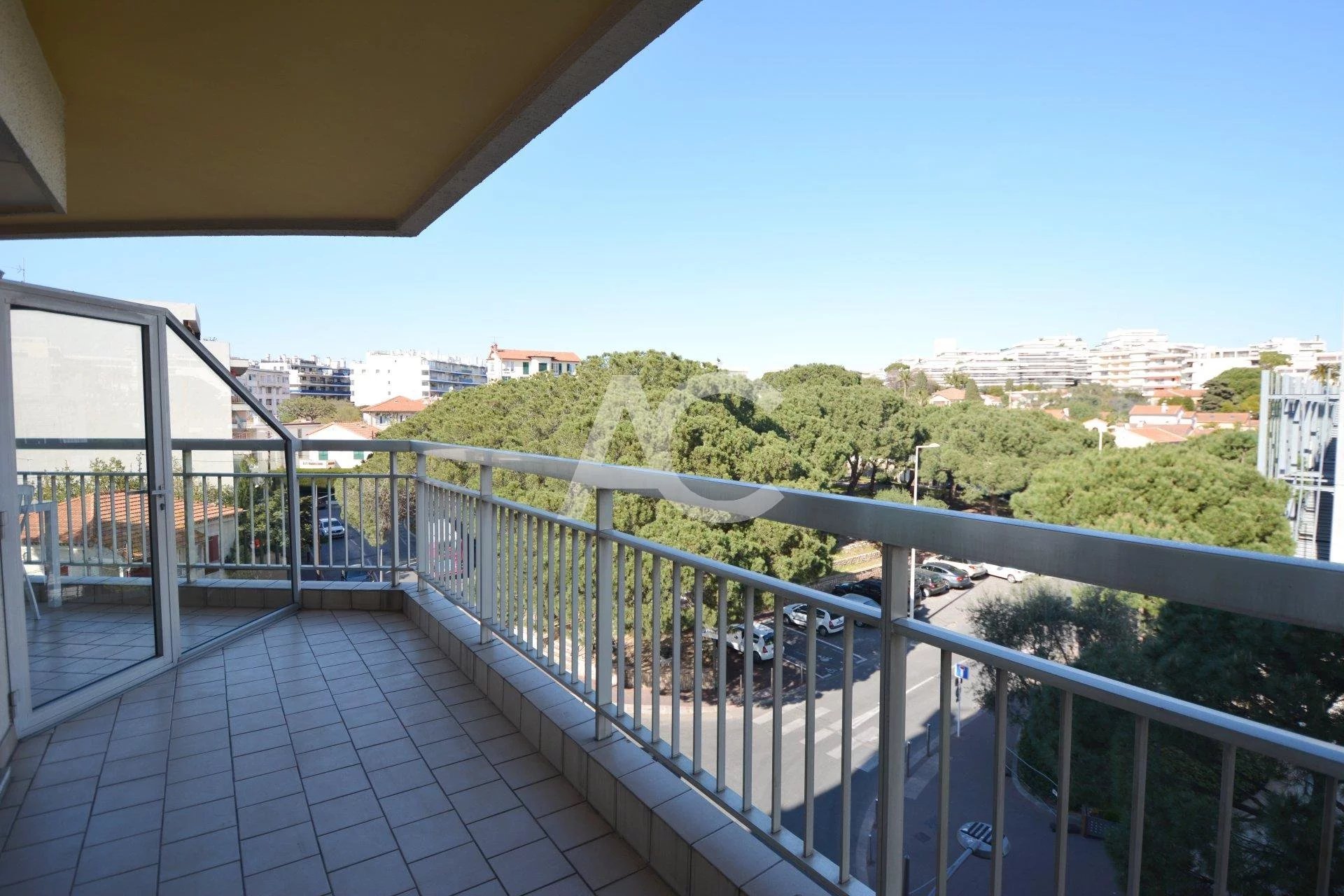 Apartment on high floor in the heart of Juan les Pins