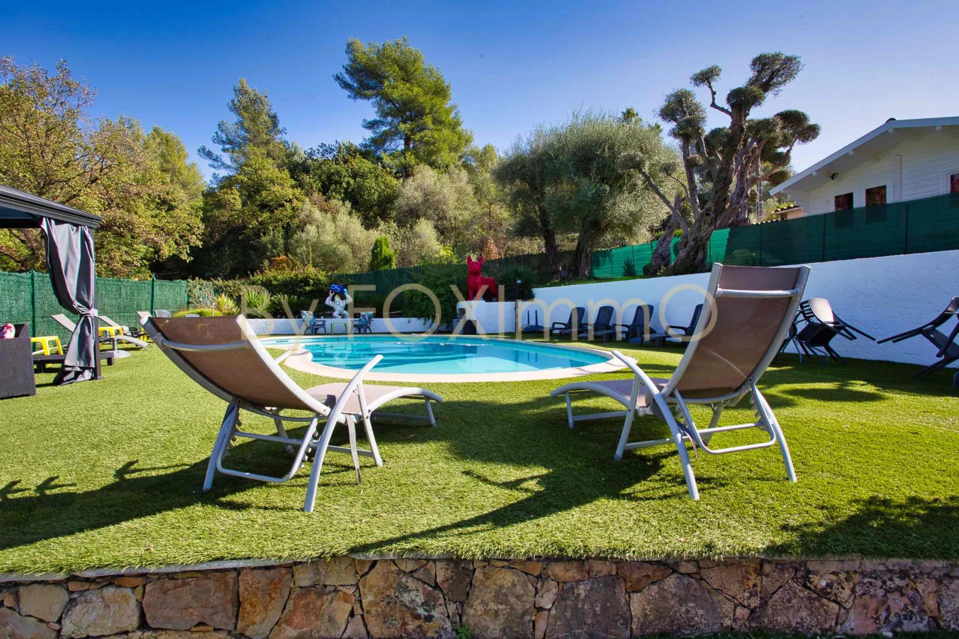 Sur la Côte d'Azur, Grande maison en parfait état , piscine, dépendances, terrain plat, parking