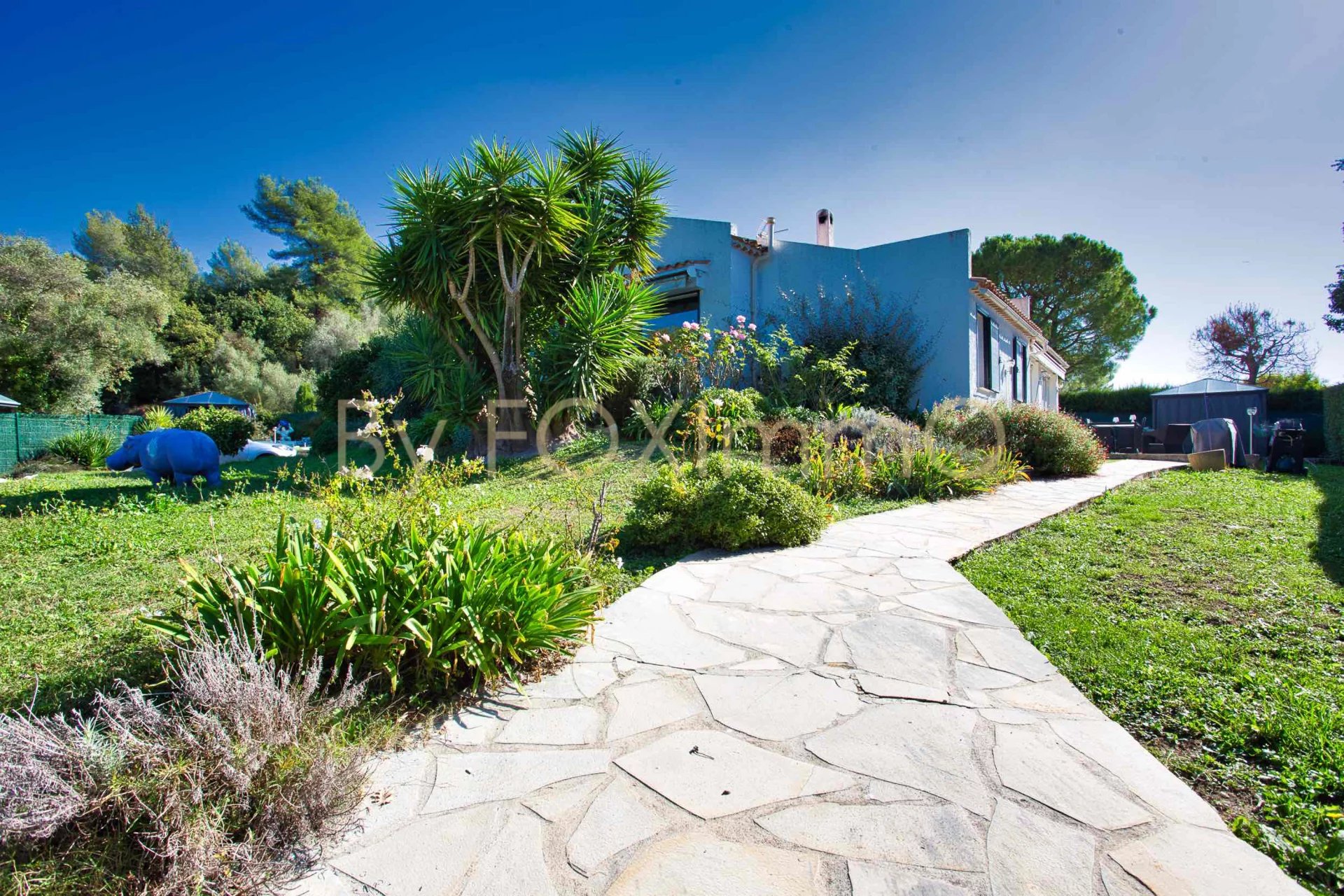 In Costa Azzurra, grande casa in perfetto stato, piscina, annessi, terreno pianeggiante, parcheggio