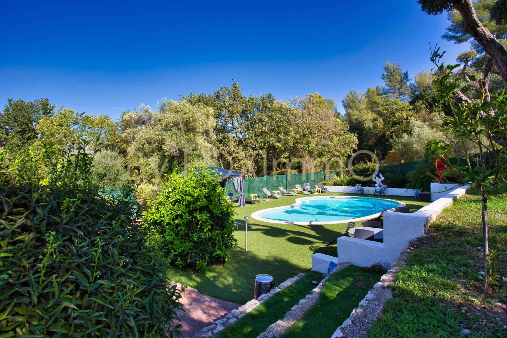 Sur la Côte d'Azur, Grande maison en parfait état , piscine, dépendances, terrain plat, parking