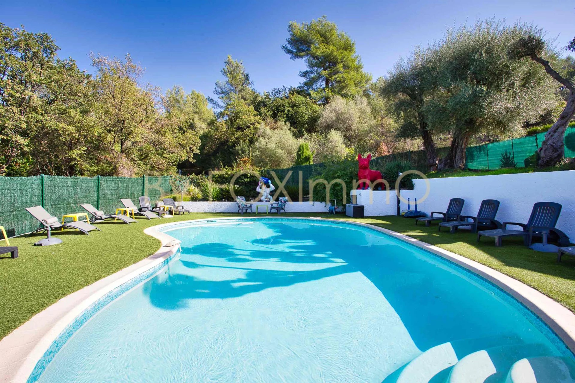 On the French Riviera, large house in perfect condition, swimming pool, outbuildings, flat land, parking