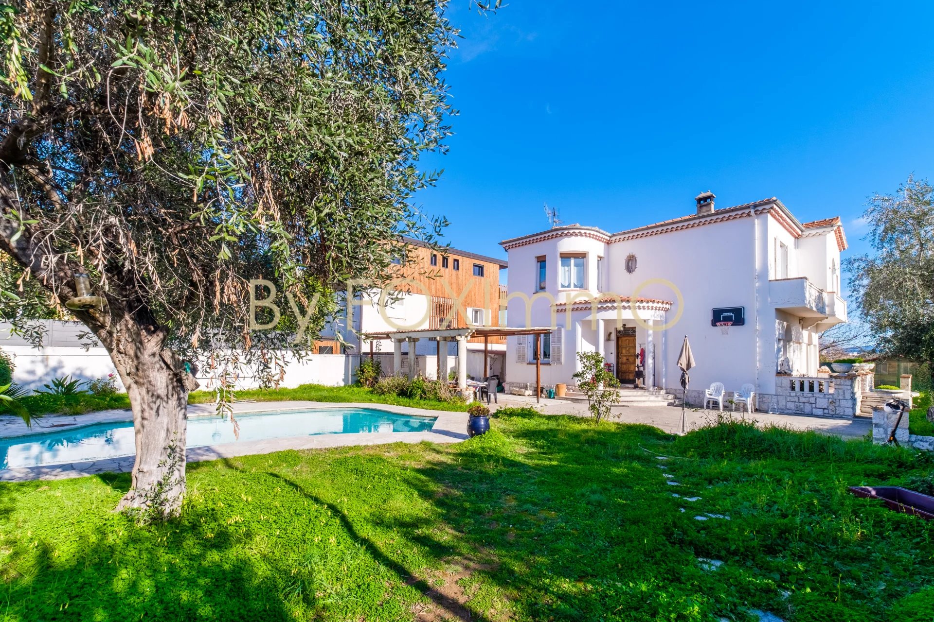 Sur la Côte d'Azur, superbe maison en centre ville de 156m² avec piscine, garage et deux dépendances