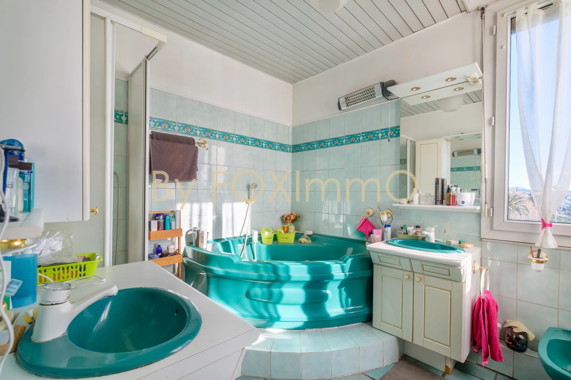 In Costa Azzurra, splendida casa in centro città di 156m² con piscina, garage e due annessi