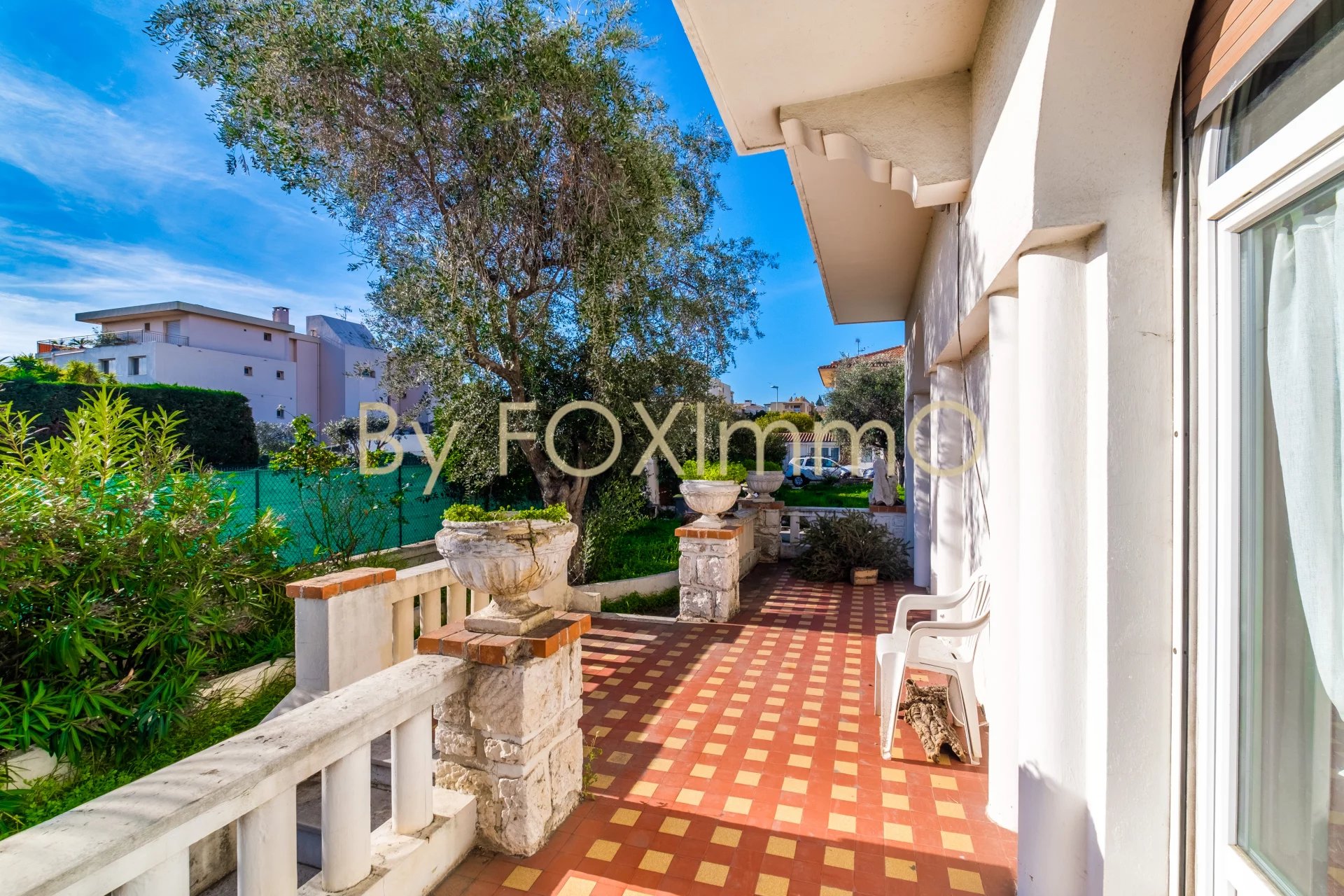 In Costa Azzurra, splendida casa in centro città di 156m² con piscina, garage e due annessi