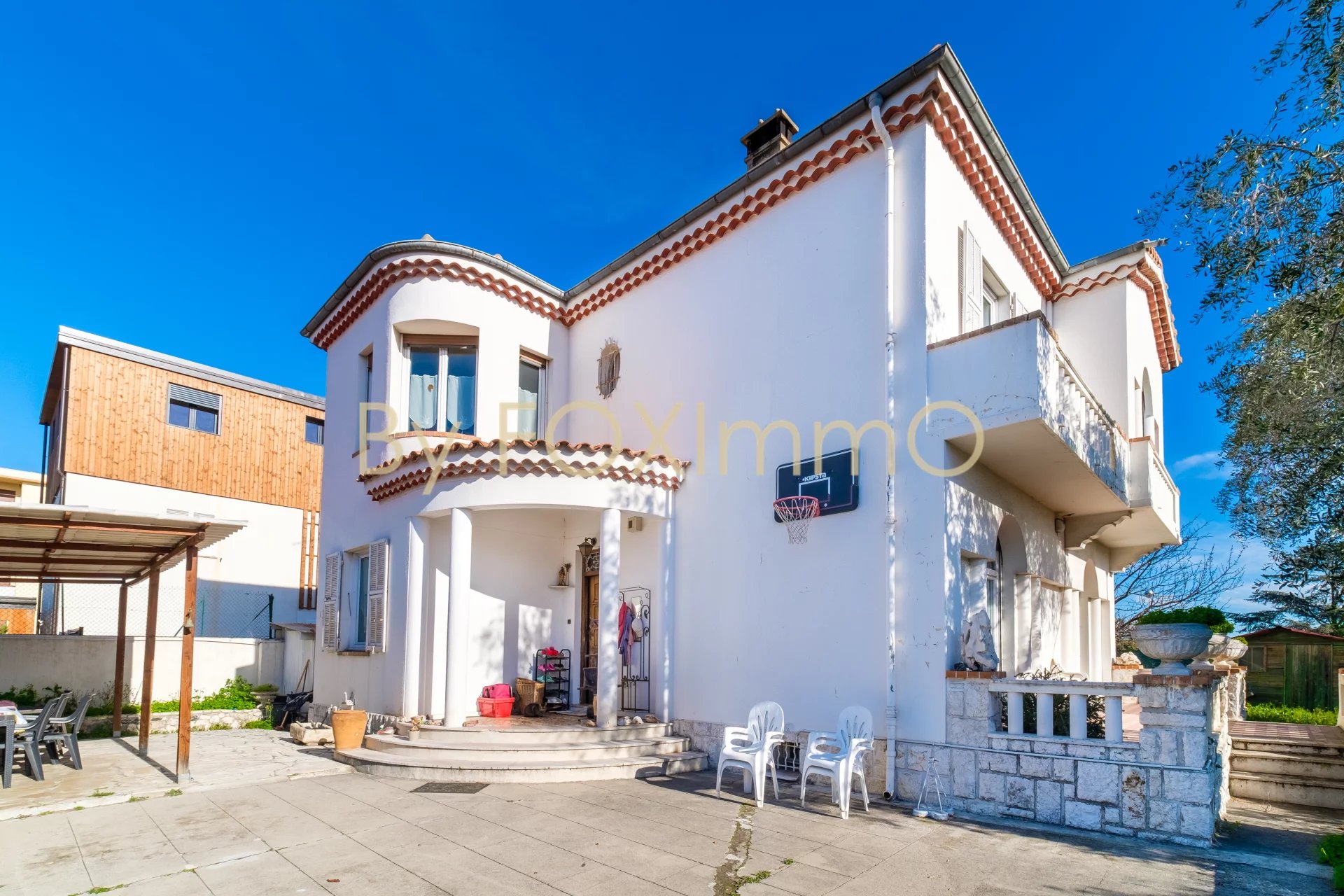 Sur la Côte d'Azur, superbe maison en centre ville de 156m² avec piscine, garage et deux dépendances