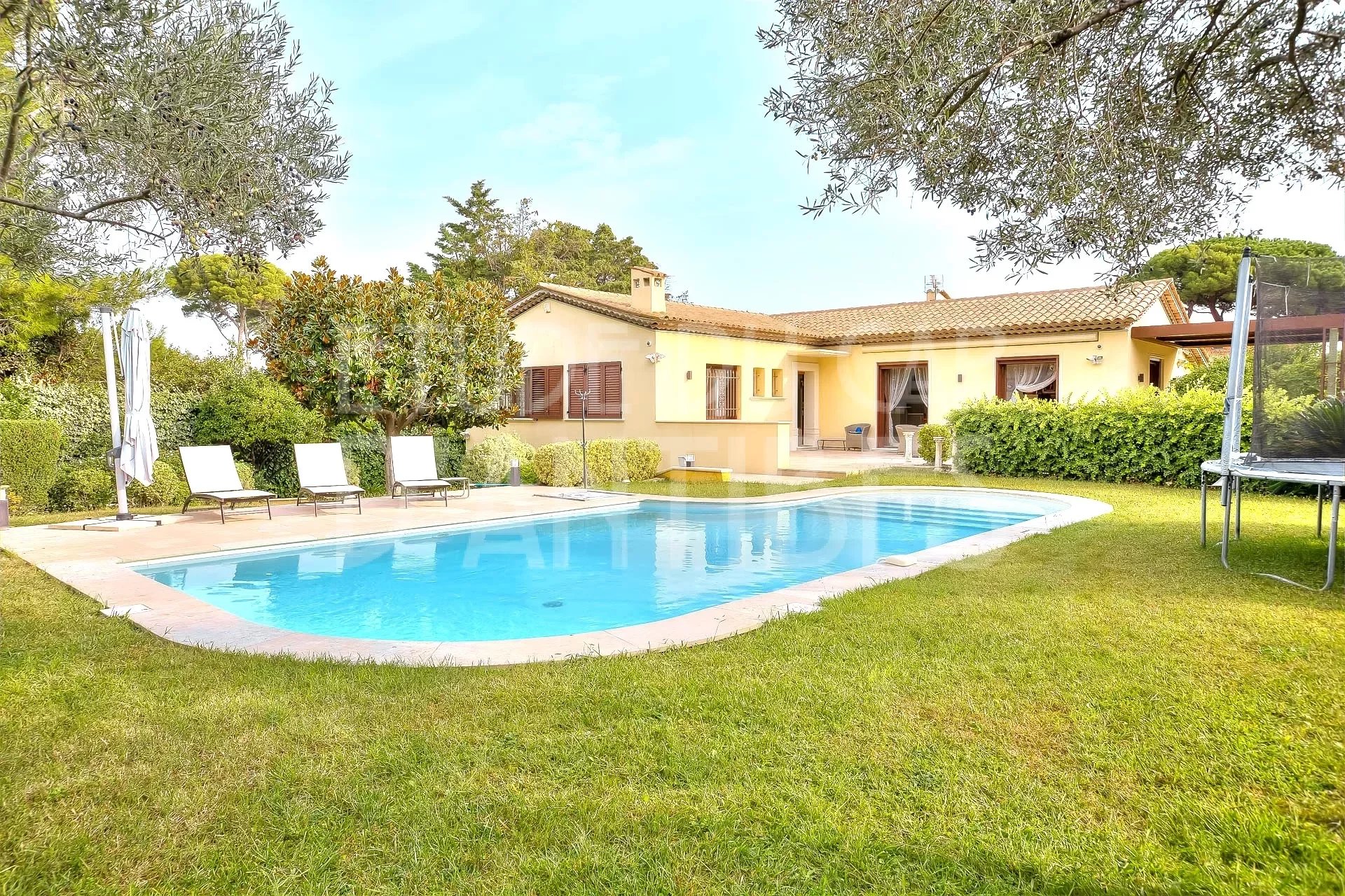 For Sale Villa Cap d'Antibes Ilette close to the sea