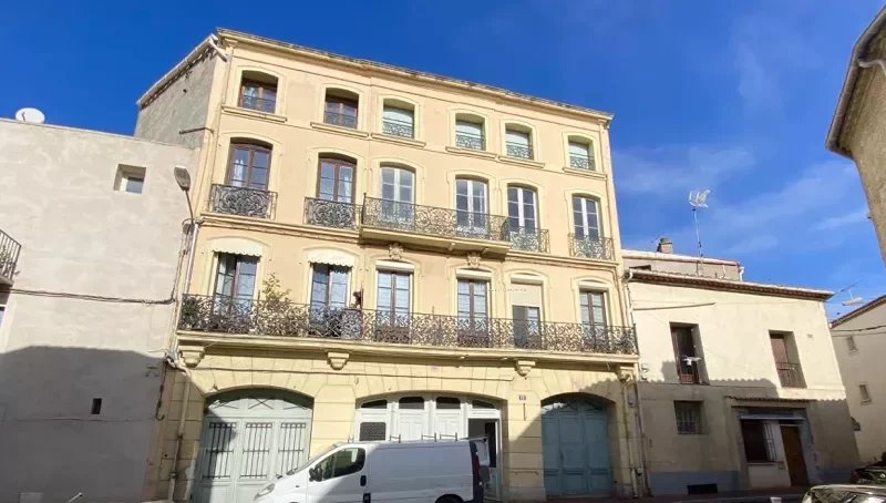 Classic 3 bedroom Haussmann style apartment to be renovated in a prime location in Narbonne