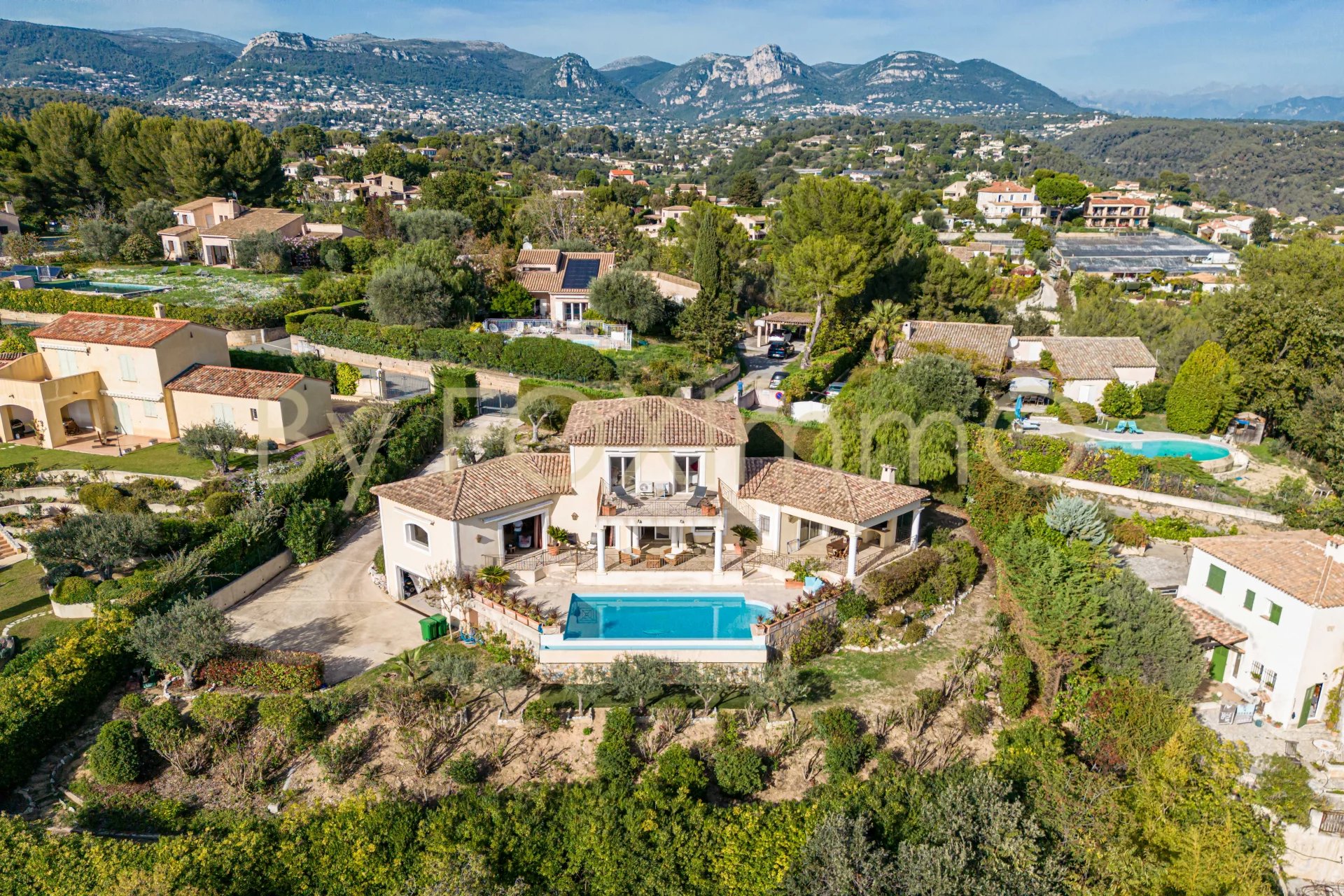 Sur la Côte d'Azur, magnifique villa vue mer, position dominante et au calme absolu